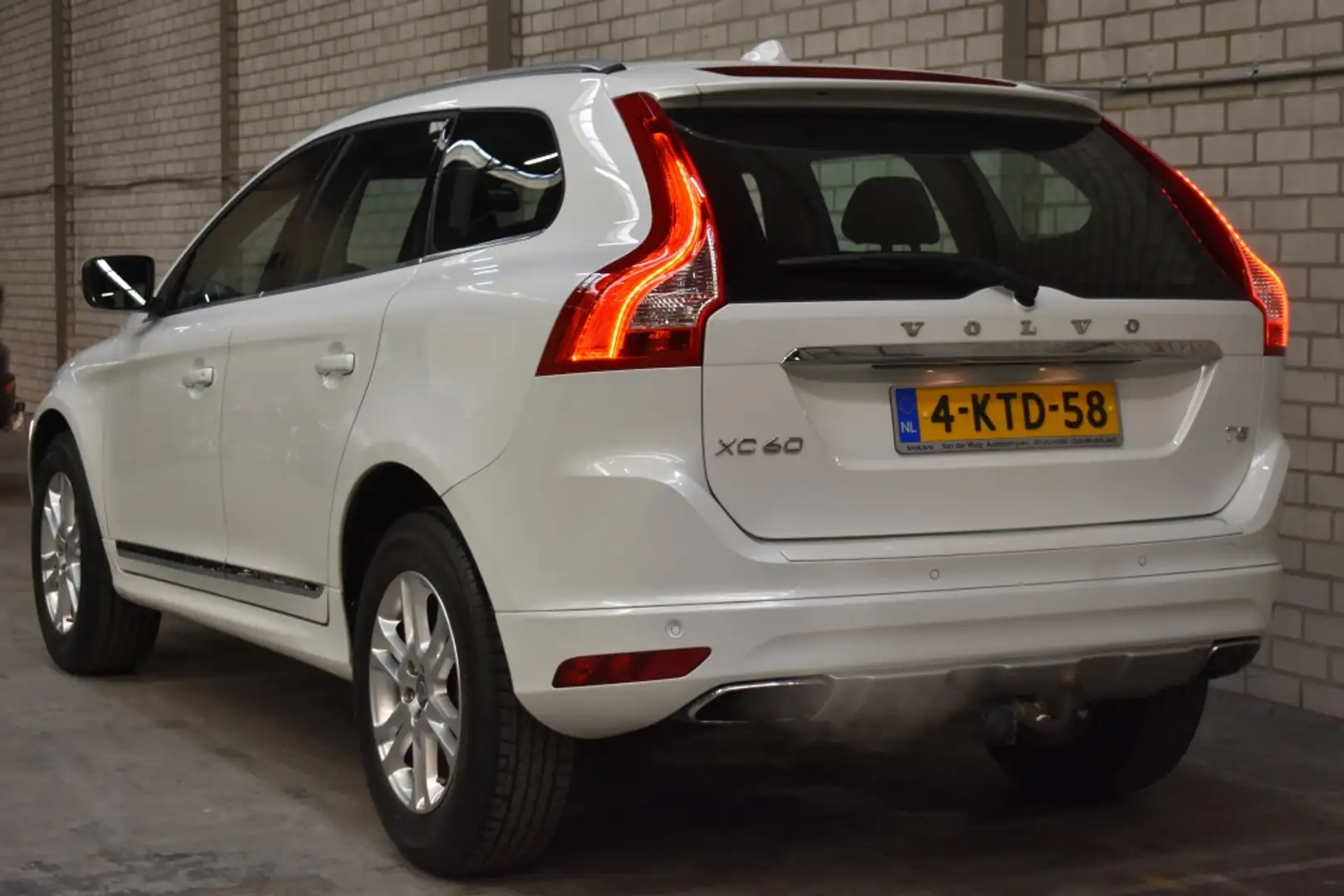 Volvo XC60 T5 245pk Automaat Summum | Leder | Navigatie | Tre Wit - 2