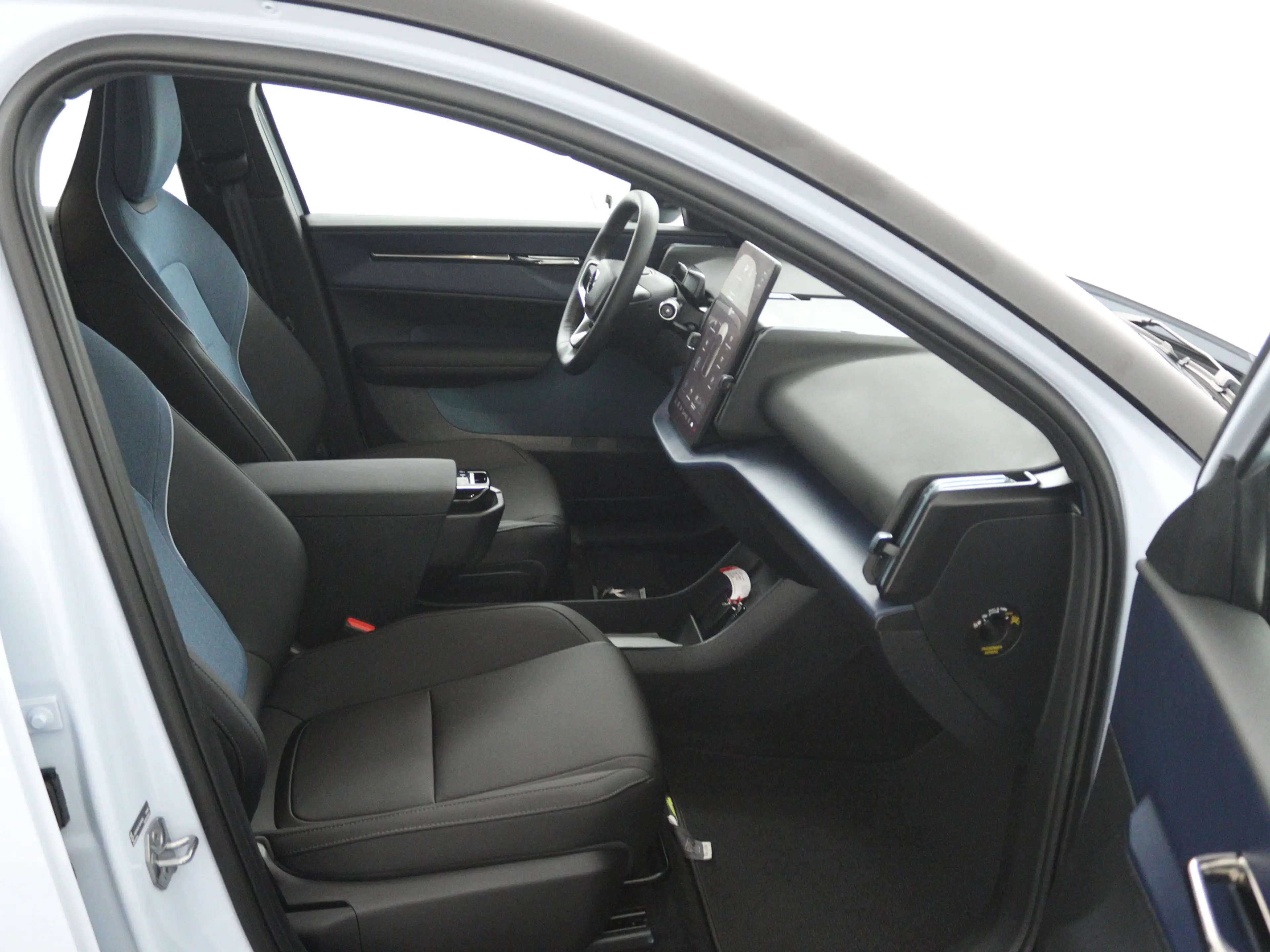 Volvo EX30 Single Motor Extended Range Plus 69 kWh | Harman K — photo 15
