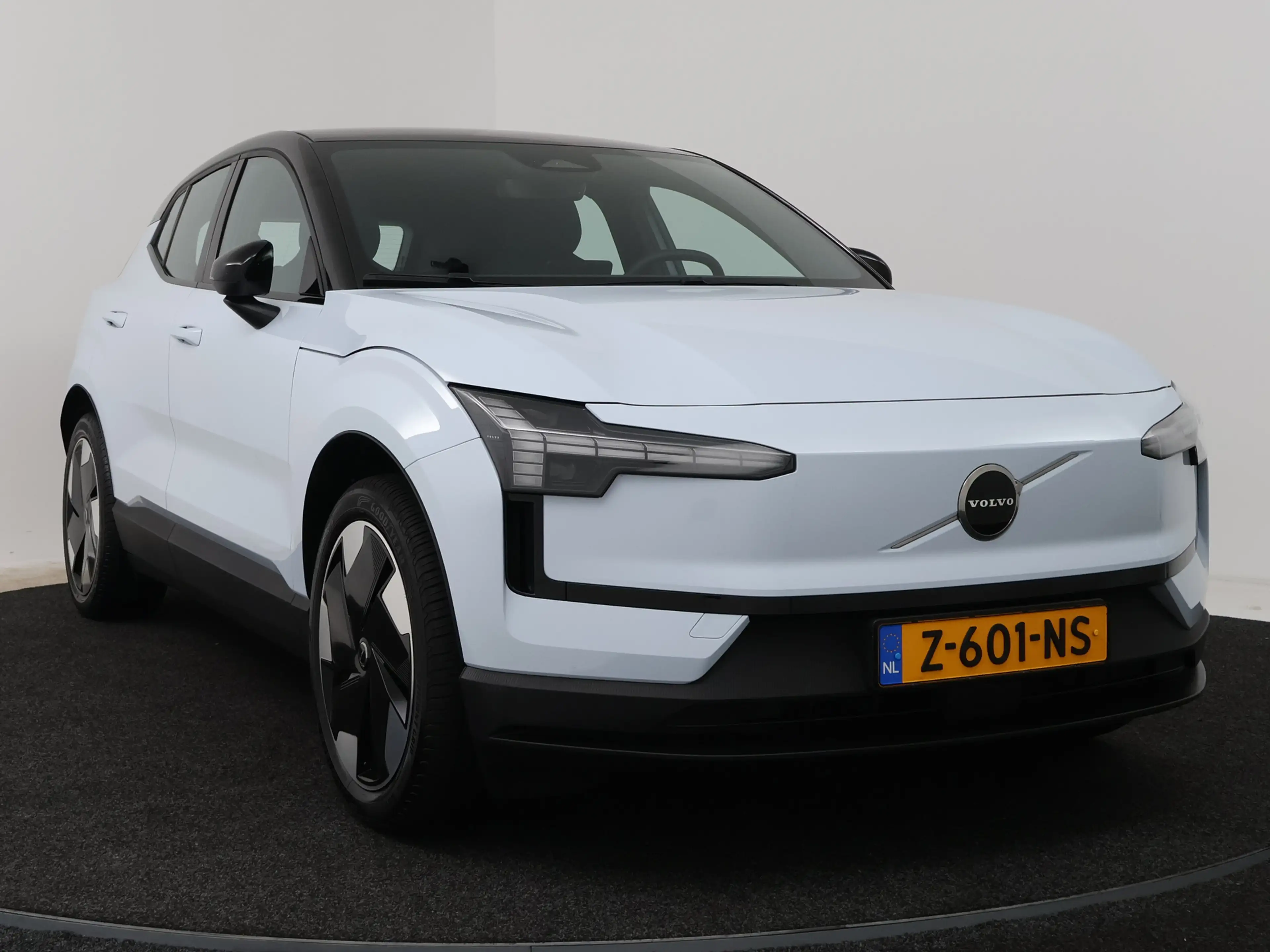 Volvo EX30 Single Motor Extended Range Plus 69 kWh | Harman K — photo 13