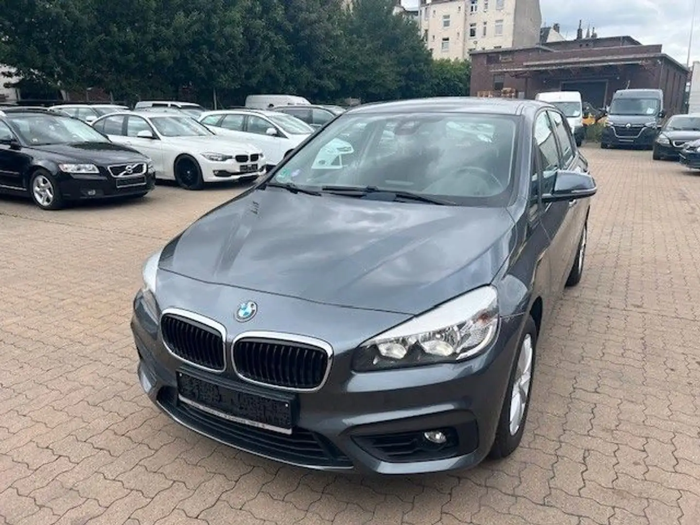 BMW 218 i Active Tourer TÜV 06.2026 Grau - 2