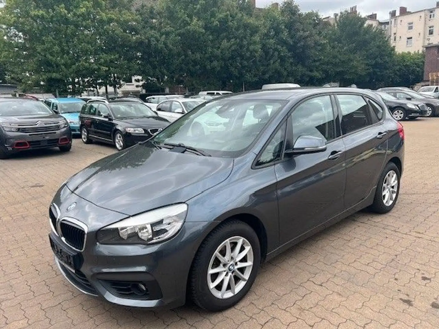 BMW 218 i Active Tourer TÜV 06.2026 Grau - 1