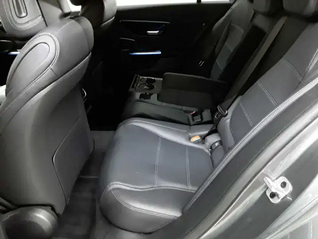 Mercedes-Benz C-Class view 13