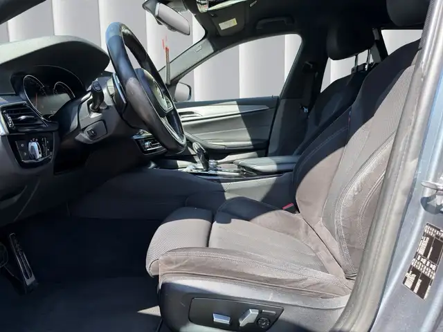 BMW 5 Series view 10