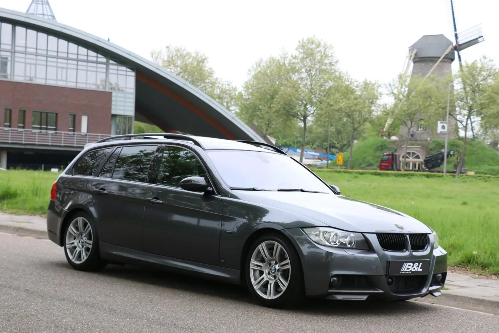 BMW 335 3-serie Touring 335xi M-pakket X-Drive Aut 306Pk F Grijs - 1
