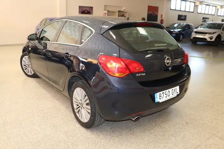 Opel Astra 2.0 CDTI Cosmo 2010, foto 4