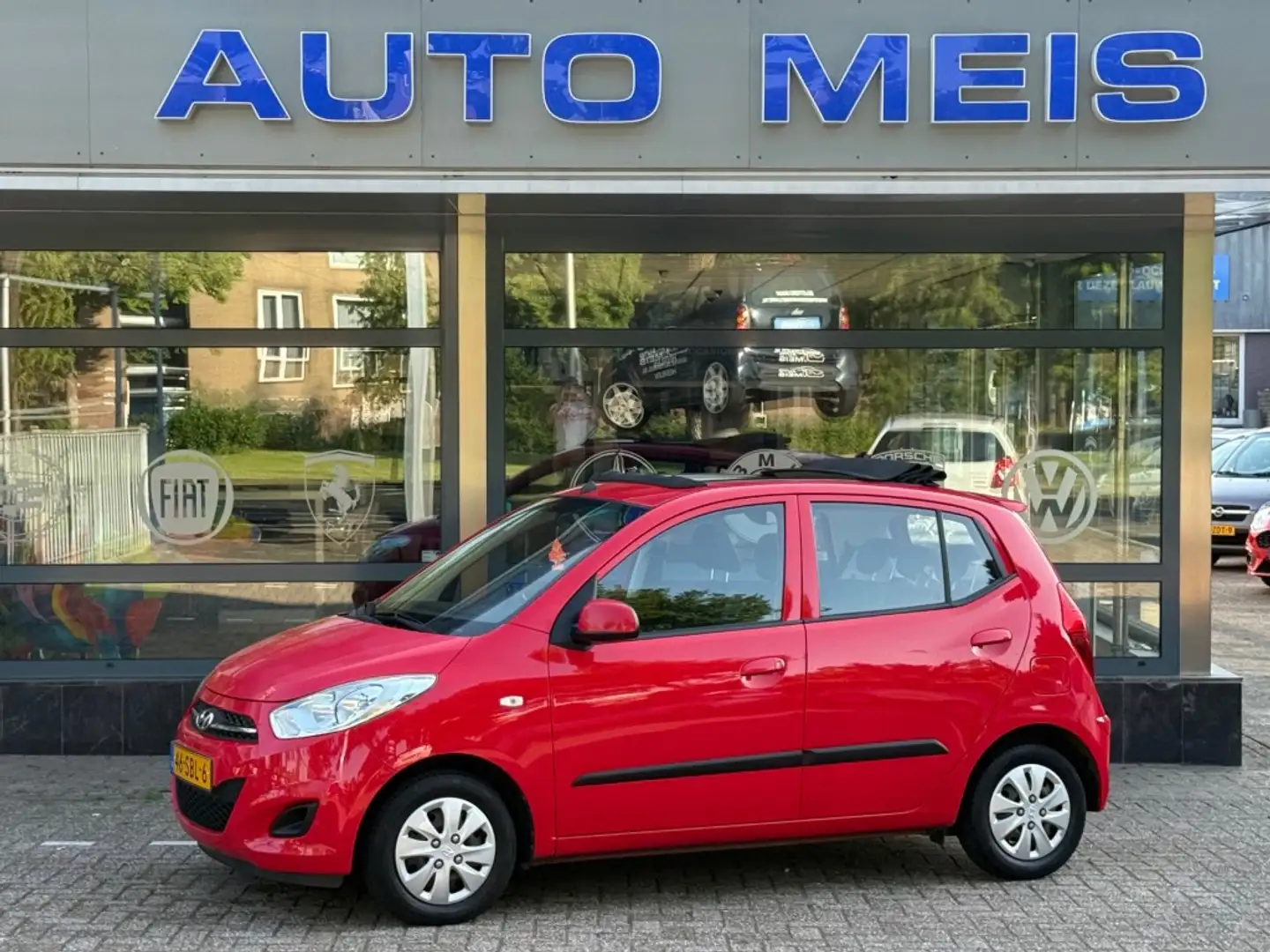 Hyundai i10 1.1 I-Drive Cool Airco Schuif/vouw-dak Rood - 1