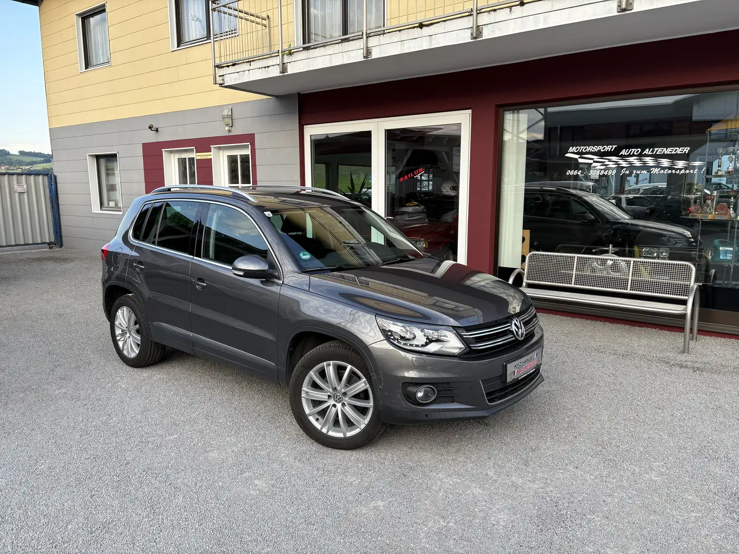 Volkswagen Tiguan 2,0 TDI Sport&Style DPF *1.BESITZ|XENON|AHK|TEMP* Gris - 1