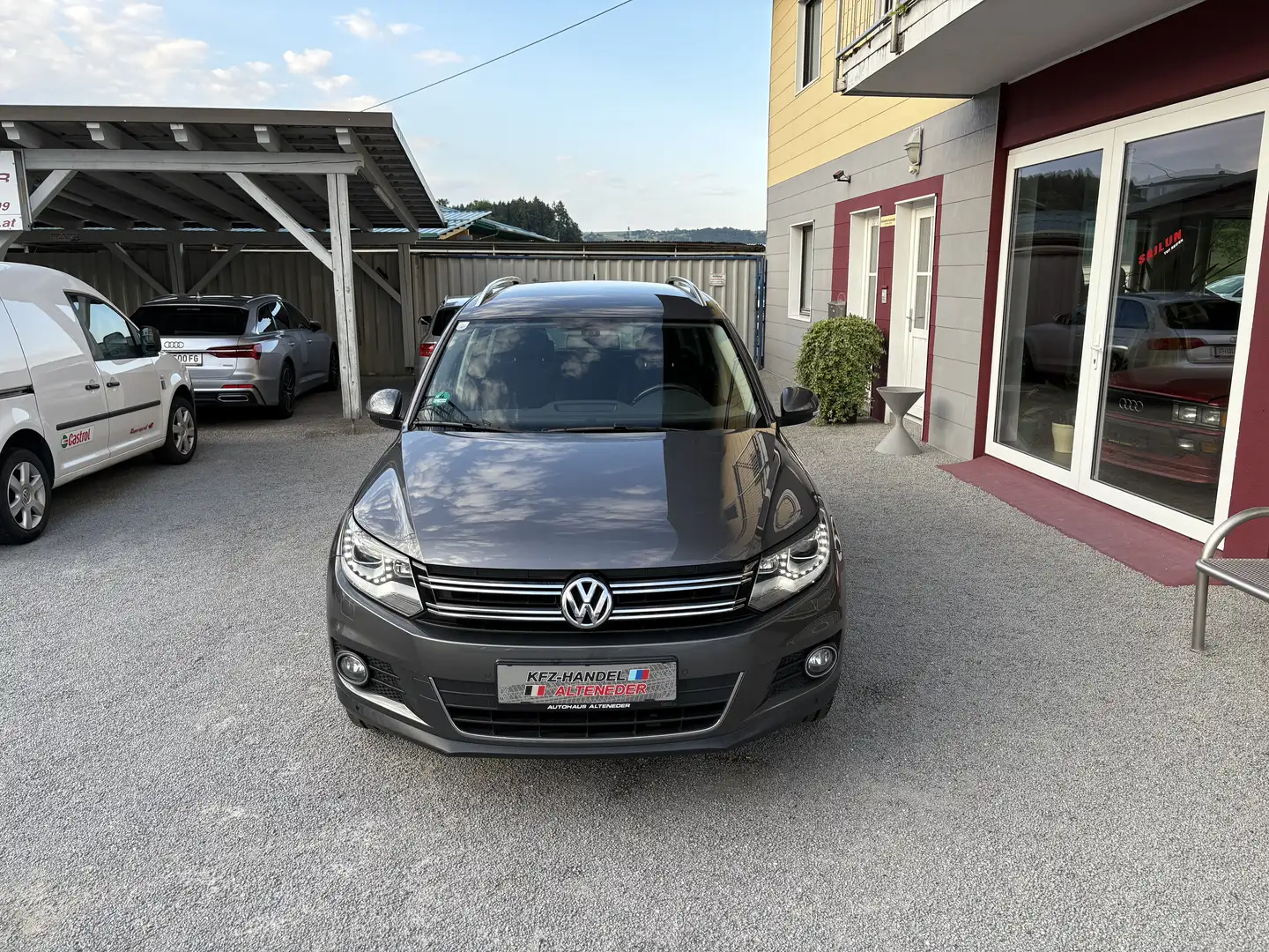 Volkswagen Tiguan 2,0 TDI Sport&Style DPF *1.BESITZ|XENON|AHK|TEMP* Gris - 2