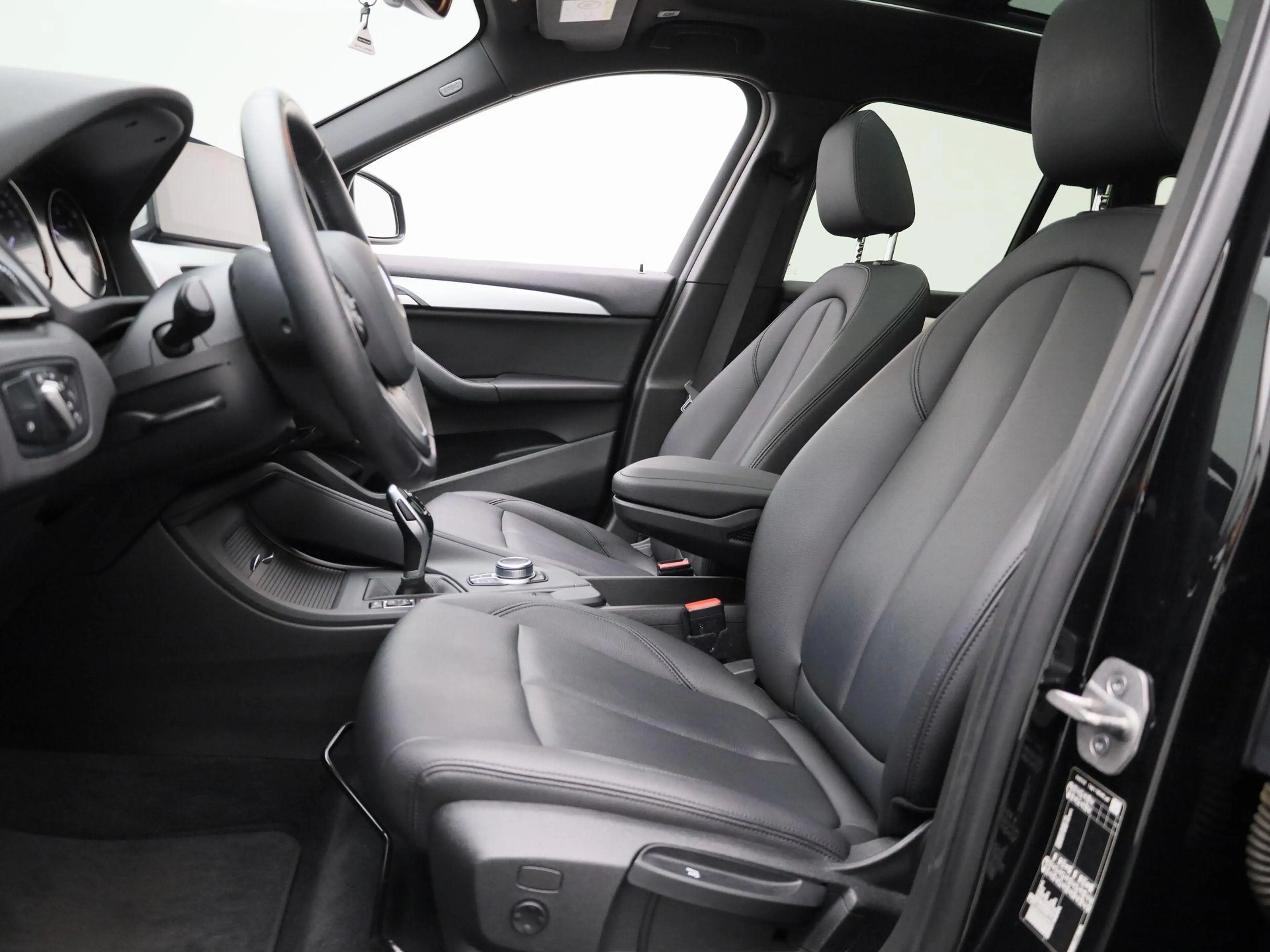 BMW X1 sDrive16dA (85 kW) PANO | LEDER | CAMERA | NAVI — photo 9