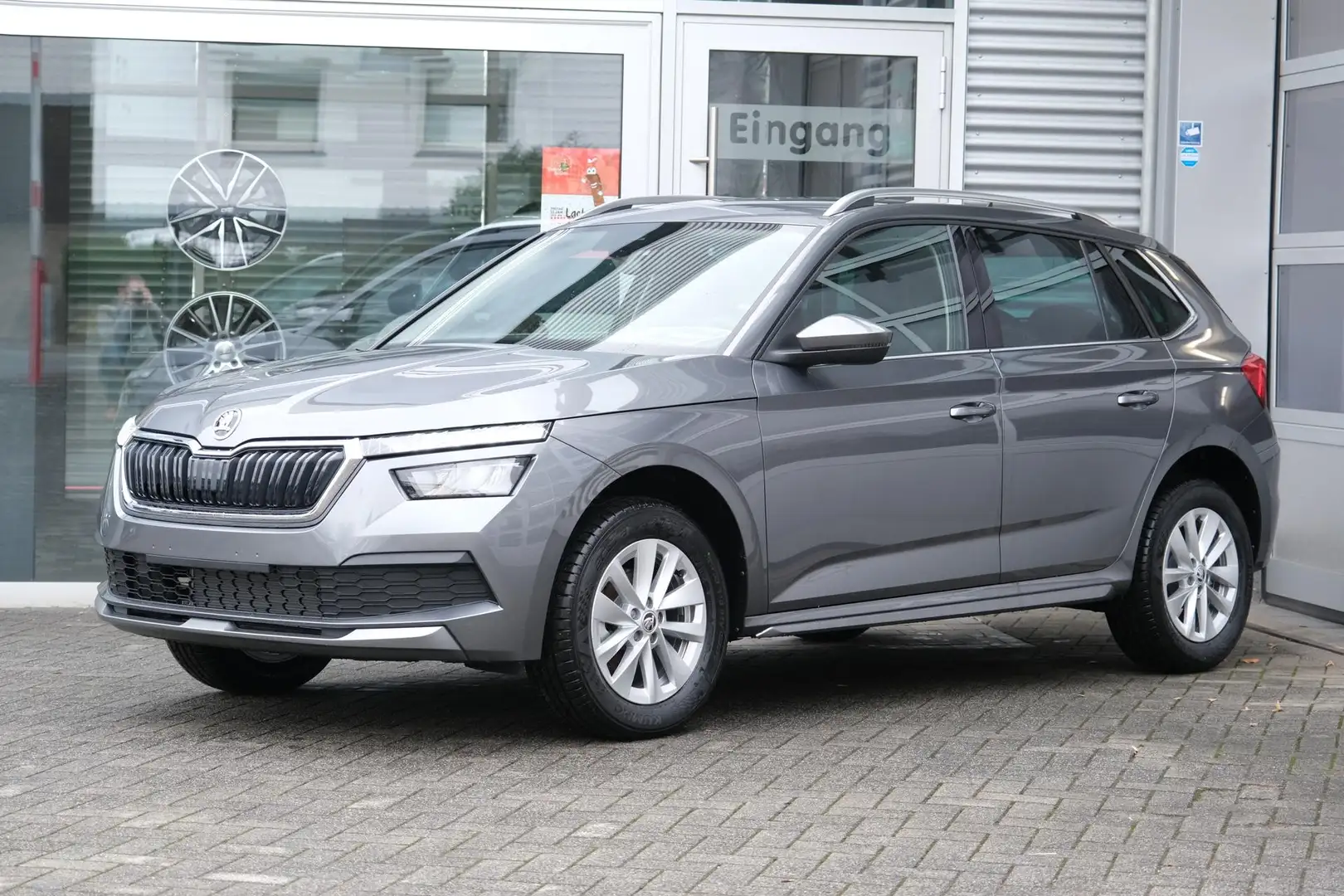 Skoda Kamiq Top Selection 1.0 TSI AHK LED App-Navi Sitzheiz... Grau - 1