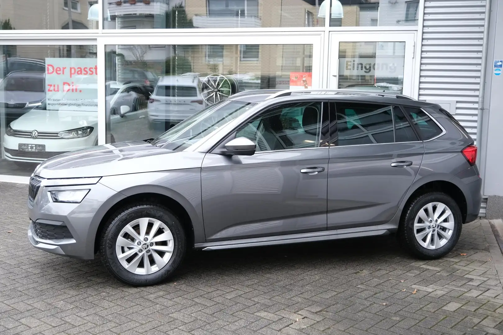 Skoda Kamiq Top Selection 1.0 TSI AHK LED App-Navi Sitzheiz... Grau - 2