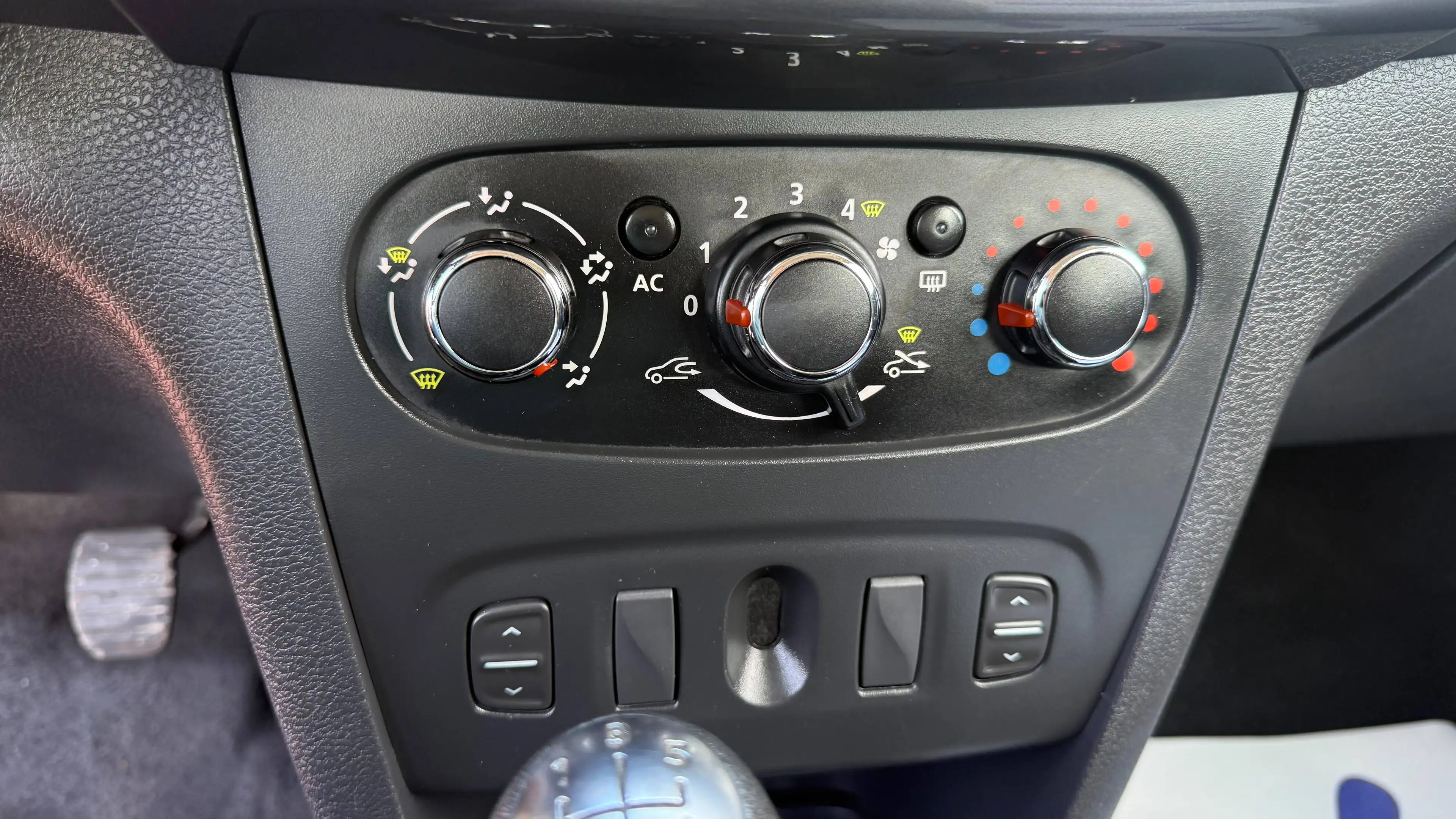 Dacia Logan Essentiel 2.HAND KLIMA MOTORLEISTUNG 47512 KM ZAHNRIEM NEU TÜV NEU — photo 9