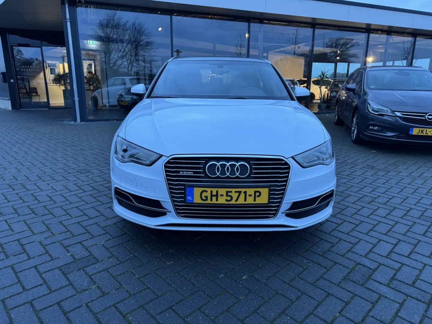 Audi A3 Sportback 1.4 e-tron Amb. PL+ Weiß - 2