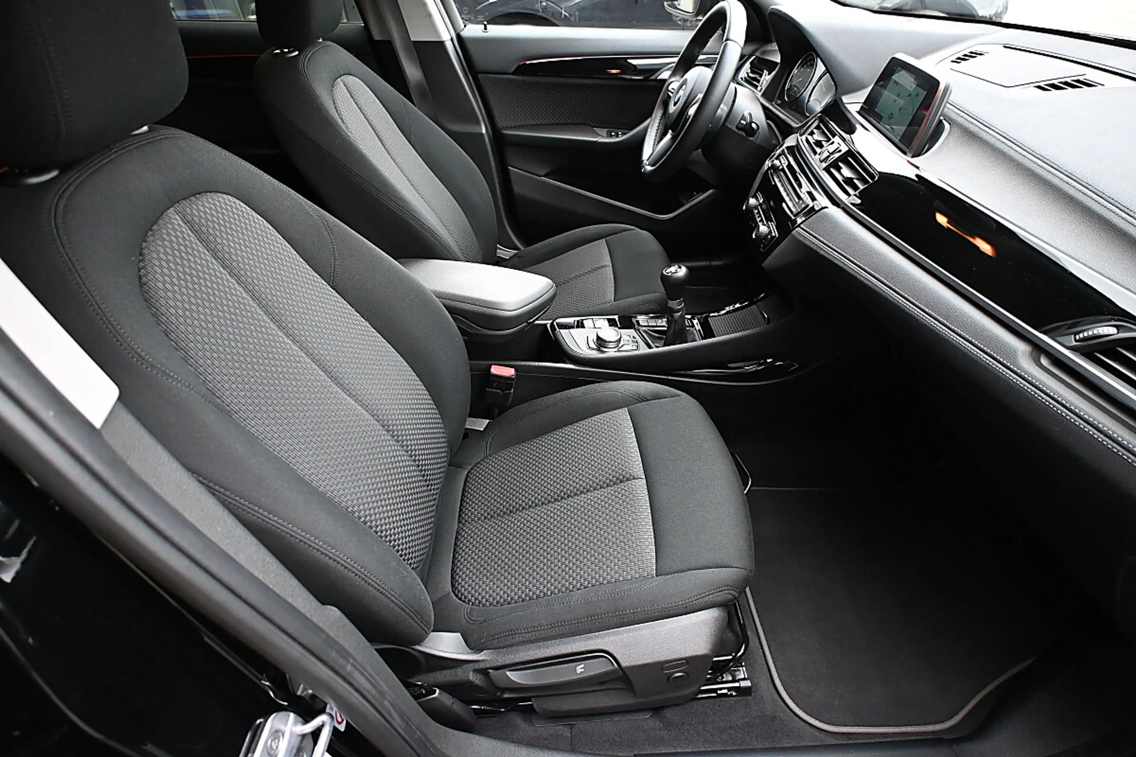 BMW X2 sDrive18d LED, Navi, Kamera, HiFi, Parklenkassi... — photo 7