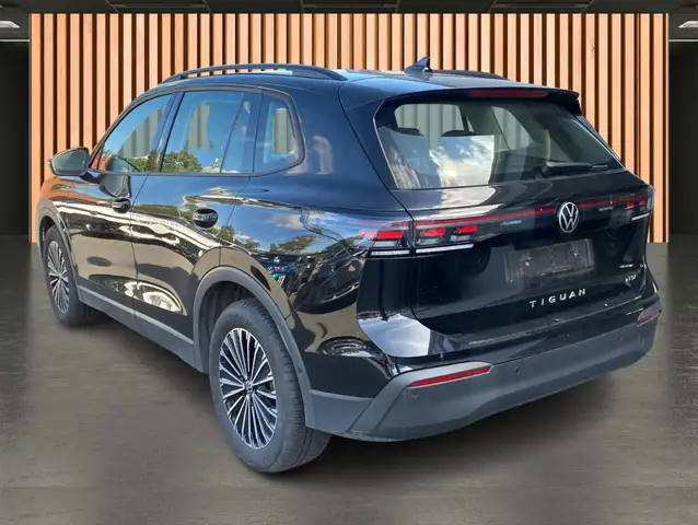 Volkswagen Tiguan view 4