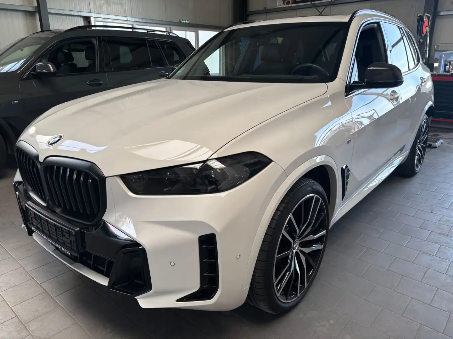 BMW X5 50 e xDrive M Sport PRO AHK Luftferderung Wit - 1