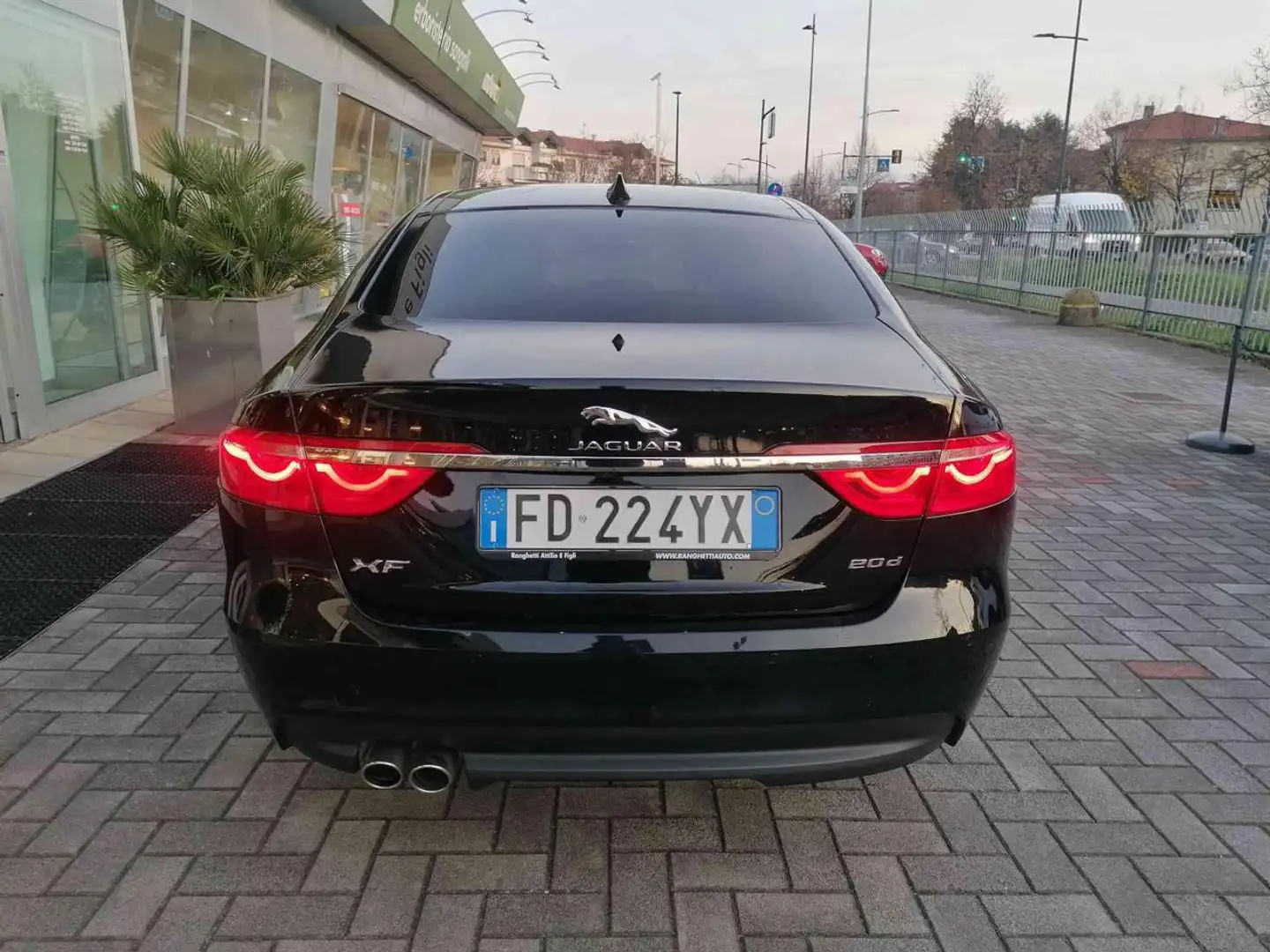 Jaguar XF 2.0 D 180 CV aut. Prestige GUARDA IL VIDEO !! Zwart - 2