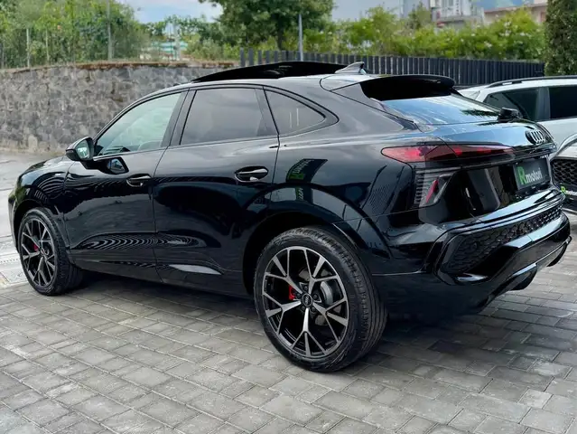 Audi Q3 view 12