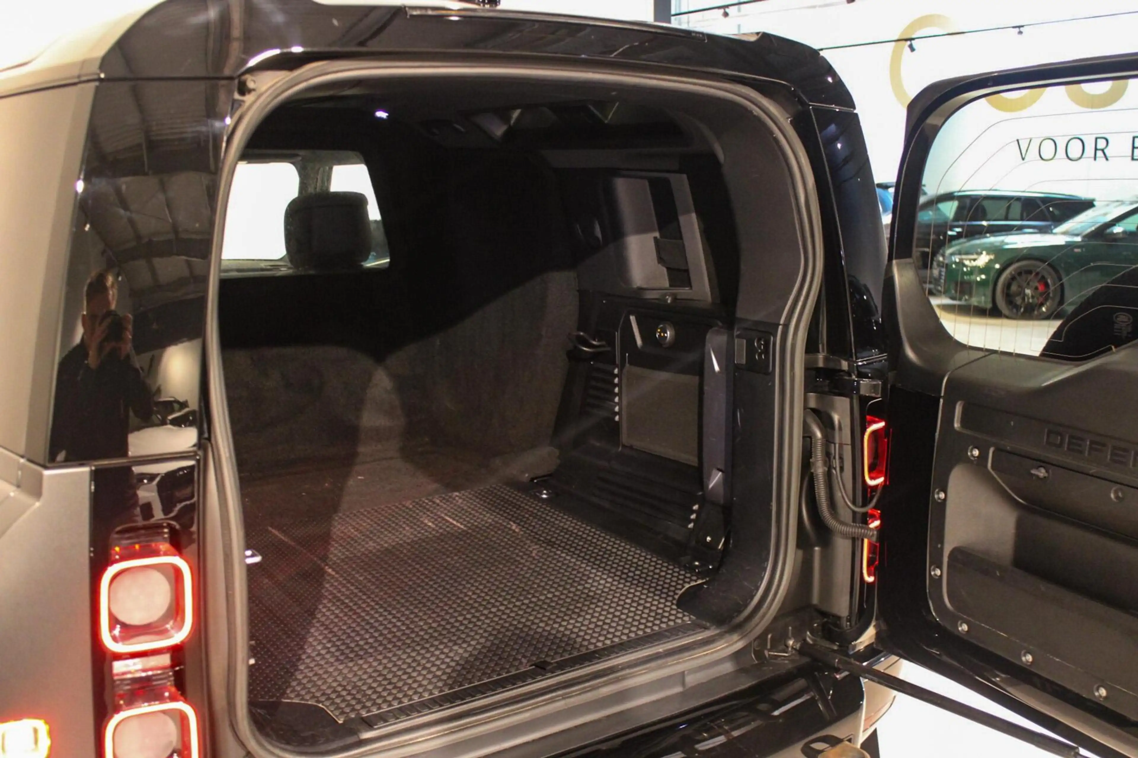 Land Rover Defender 5.0 P525 110 V8 Grijs Kenteken — photo 15