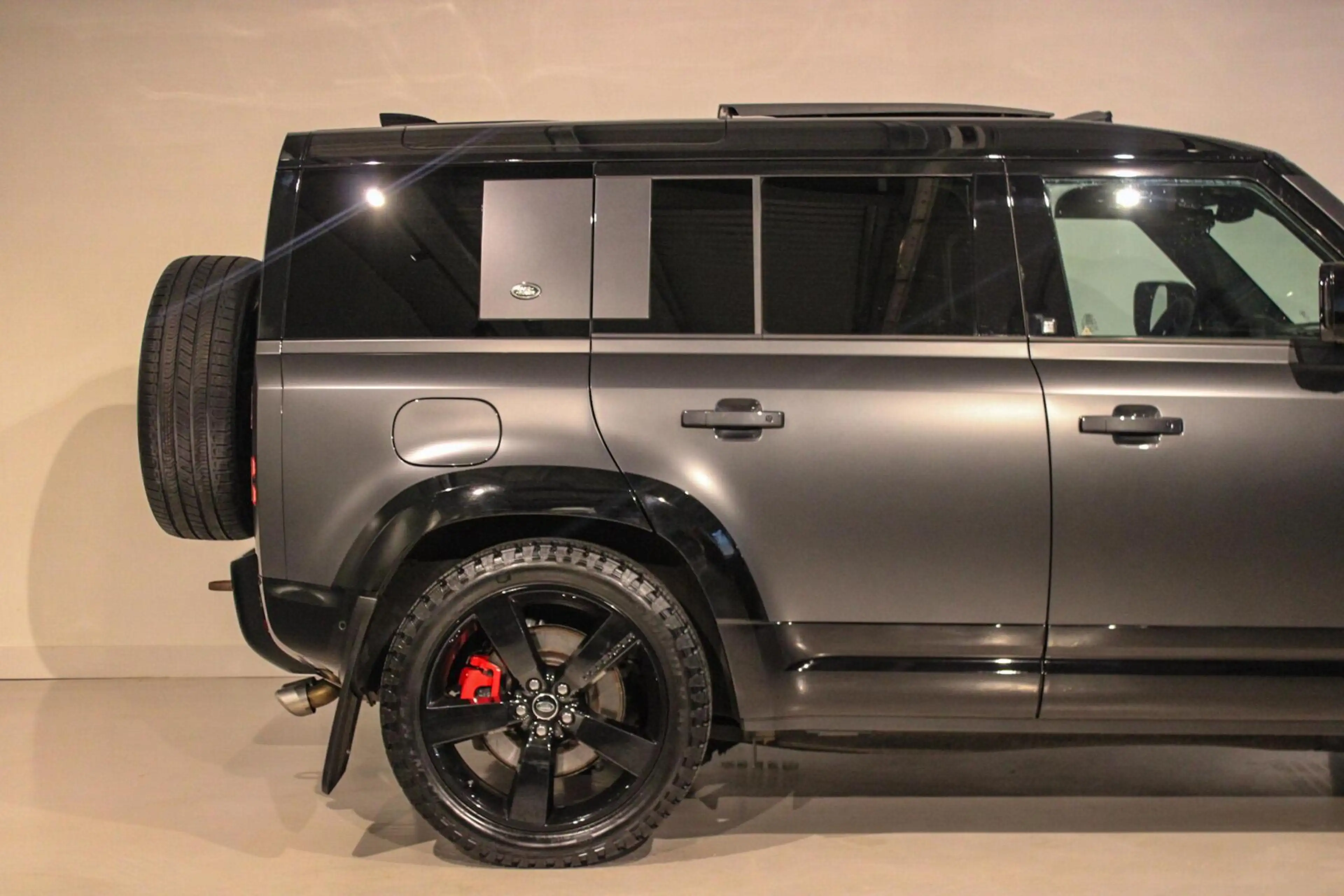 Land Rover Defender 5.0 P525 110 V8 Grijs Kenteken — photo 18