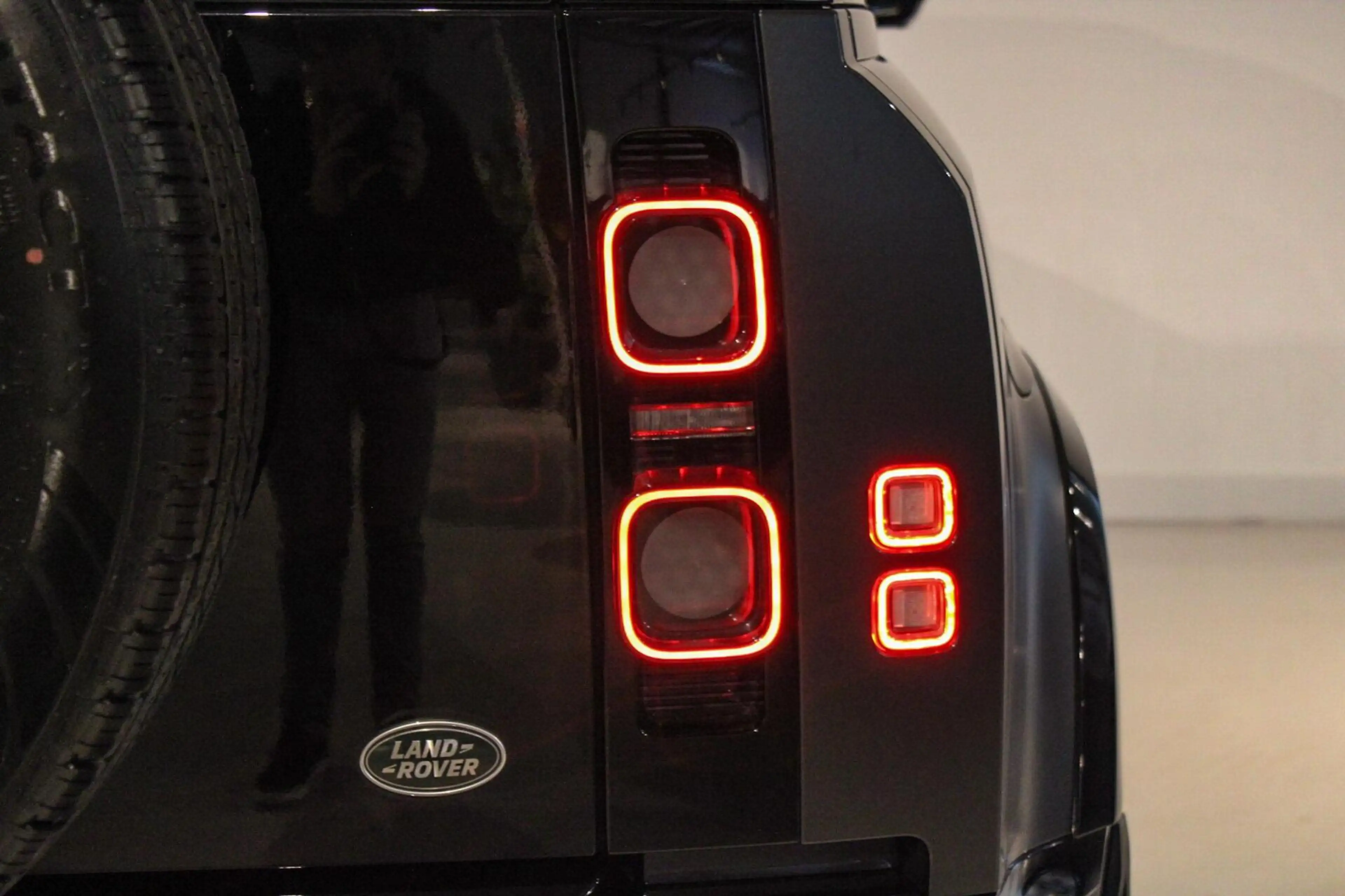Land Rover Defender 5.0 P525 110 V8 Grijs Kenteken — photo 9