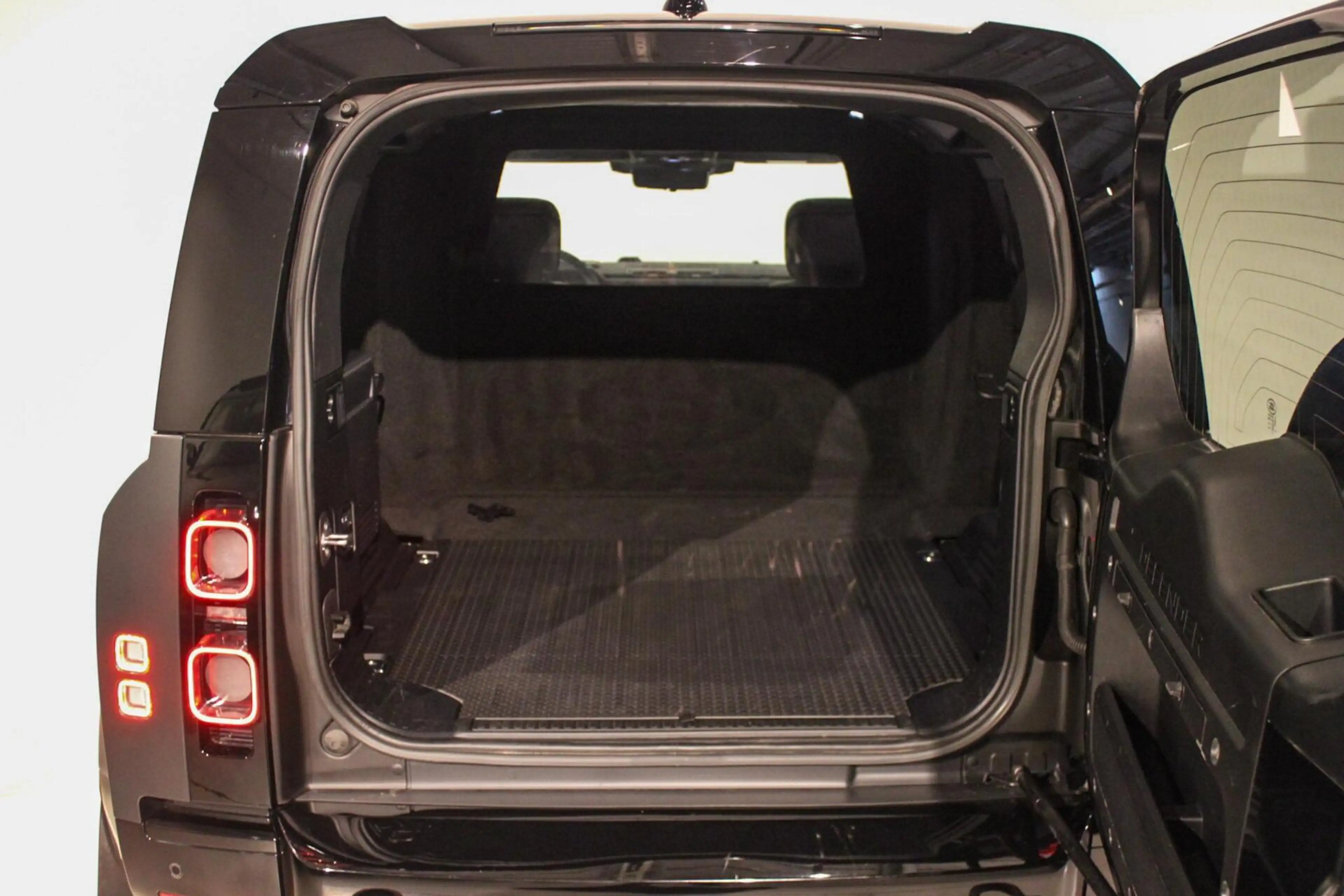 Land Rover Defender 5.0 P525 110 V8 Grijs Kenteken — photo 14