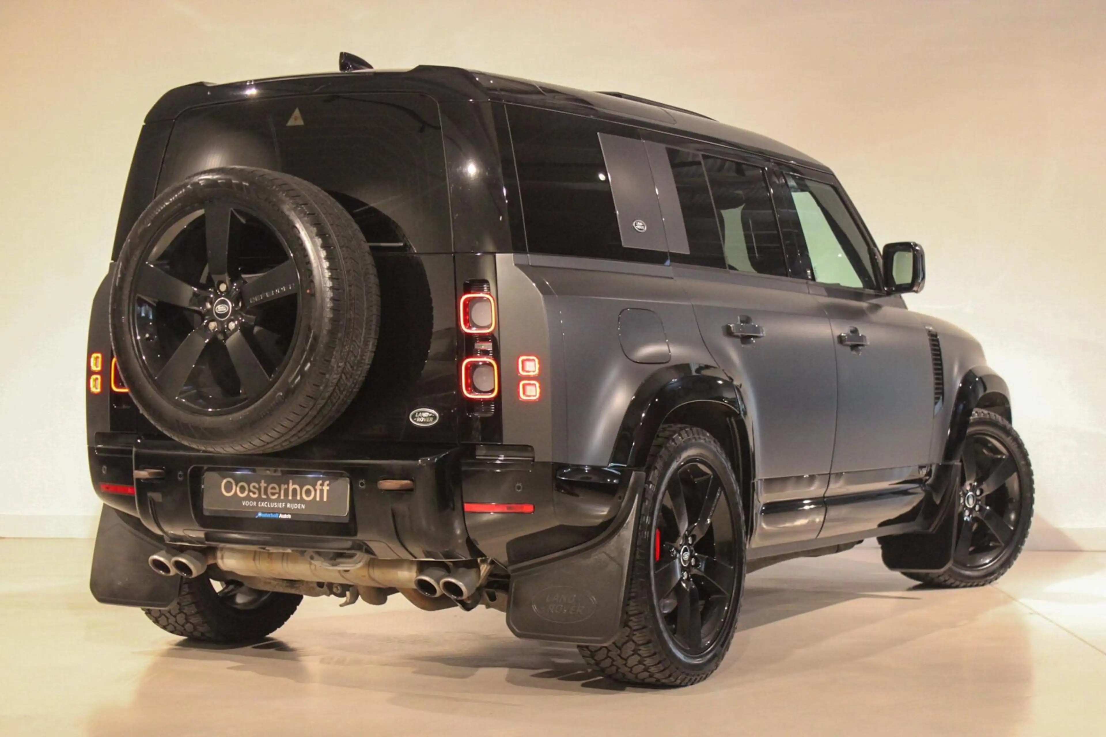 Land Rover Defender 5.0 P525 110 V8 Grijs Kenteken — photo 2