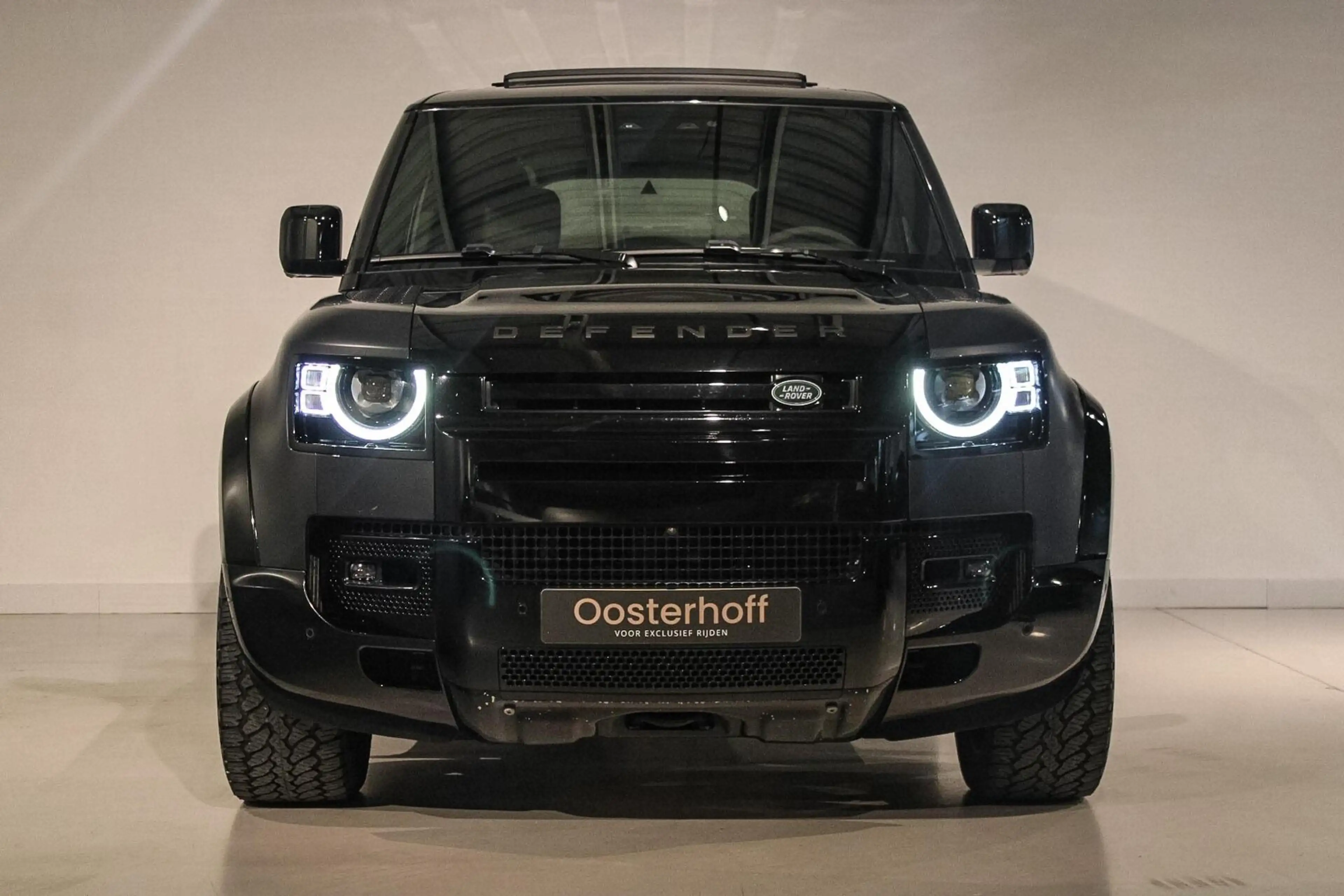 Land Rover Defender 5.0 P525 110 V8 Grijs Kenteken — photo 4