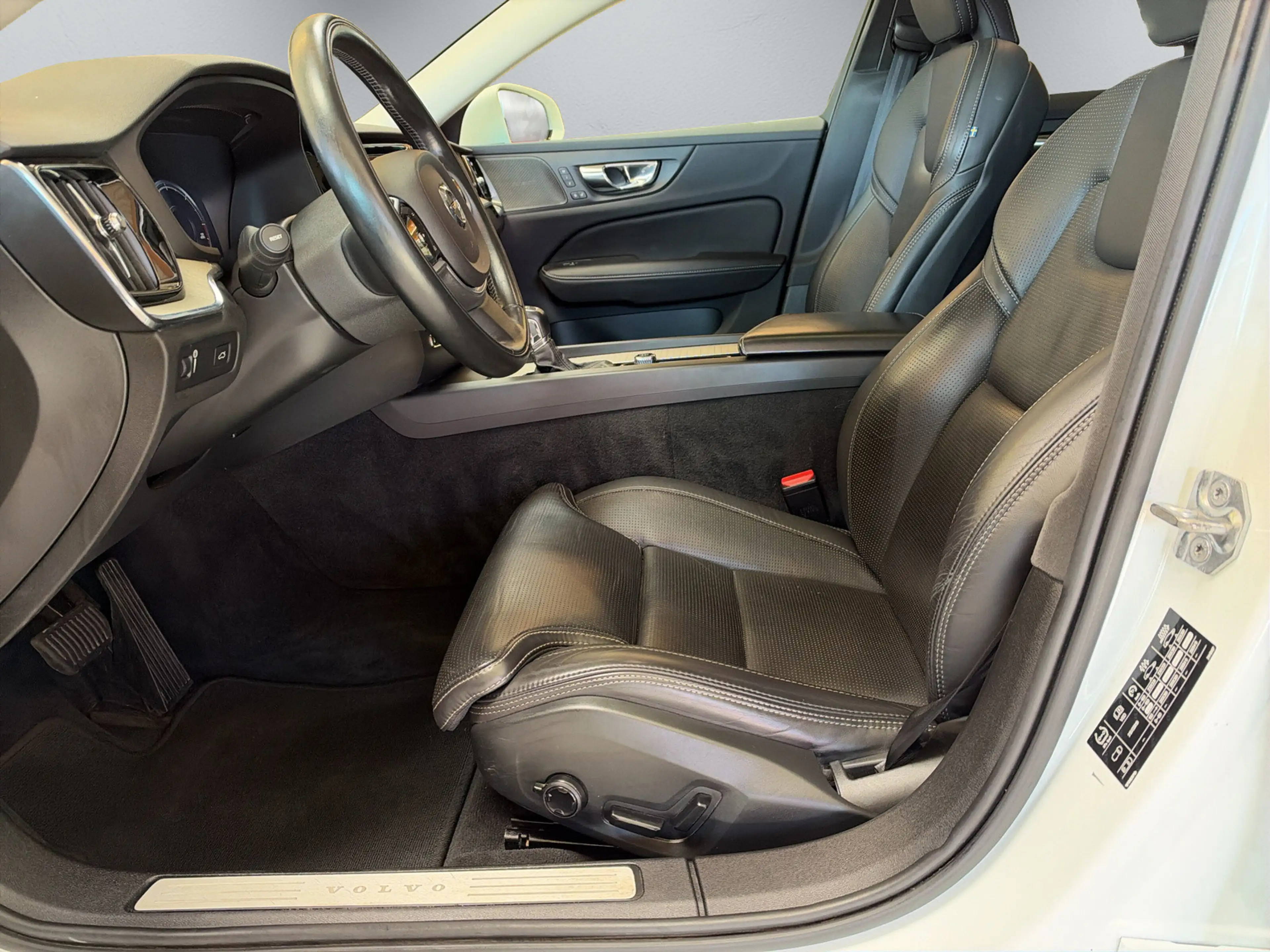 Volvo V60 Pro AWD-AHK schwenk- Panodach- elek.Heckdeckel — photo 11