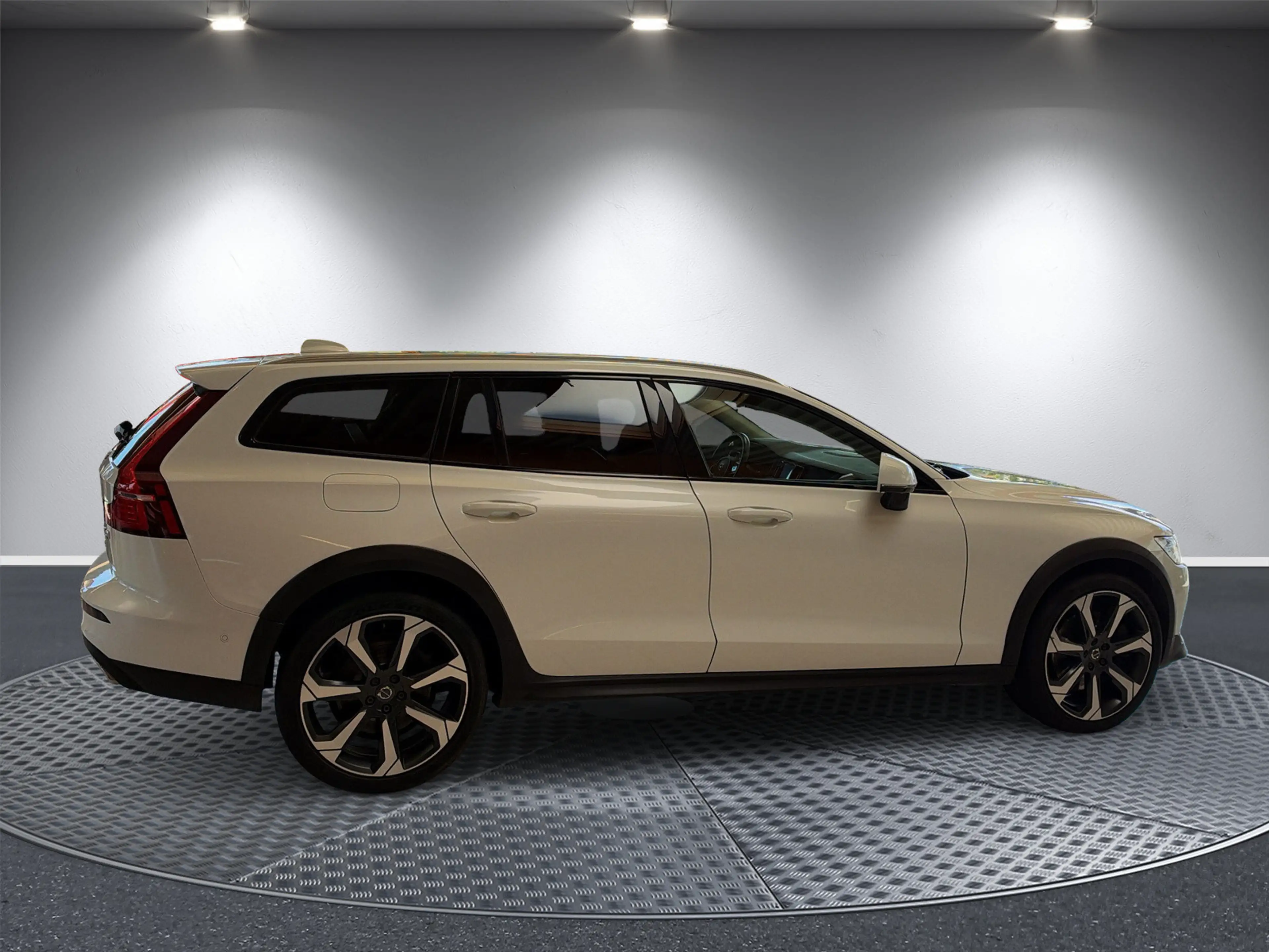 Volvo V60 Pro AWD-AHK schwenk- Panodach- elek.Heckdeckel — photo 6