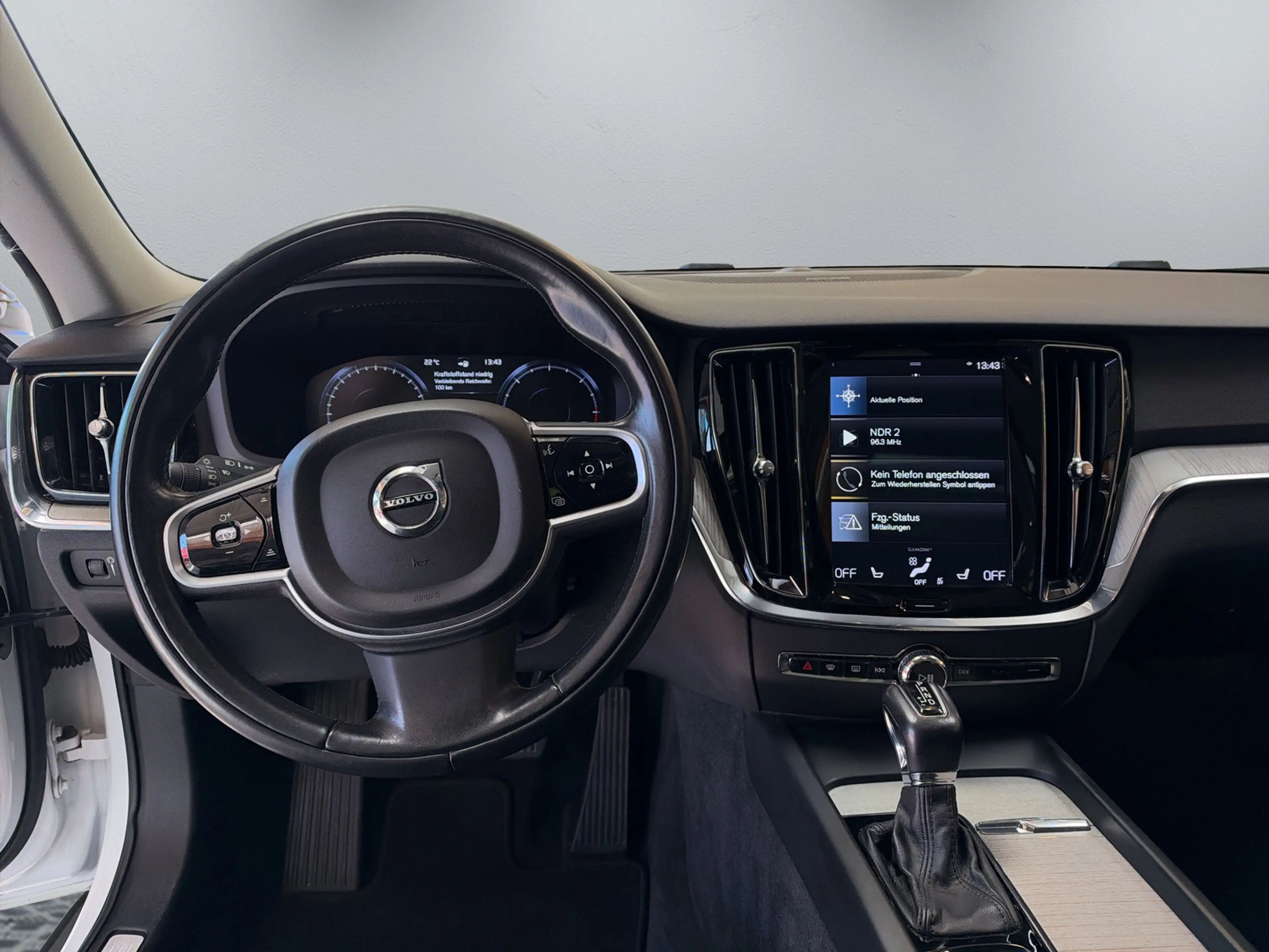 Volvo V60 Pro AWD-AHK schwenk- Panodach- elek.Heckdeckel — photo 13