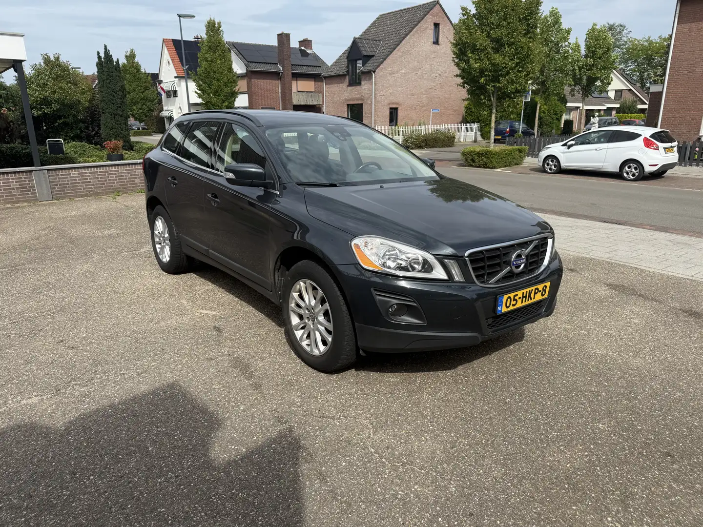 Volvo XC60 2.4D AWD Momentum Šedá - 1