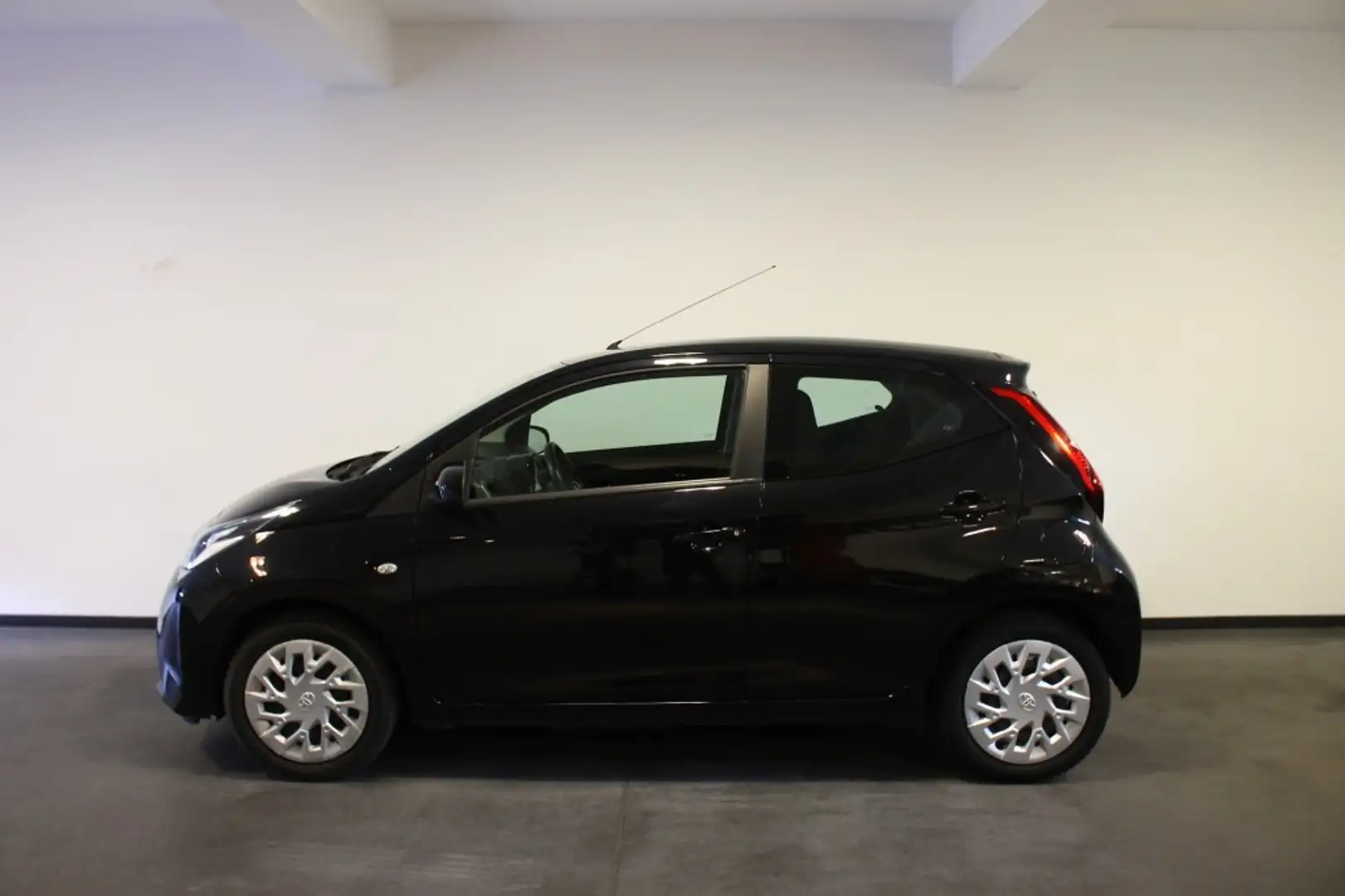 Toyota Aygo 1.0 VVT-i x-play limited Zwart - 2