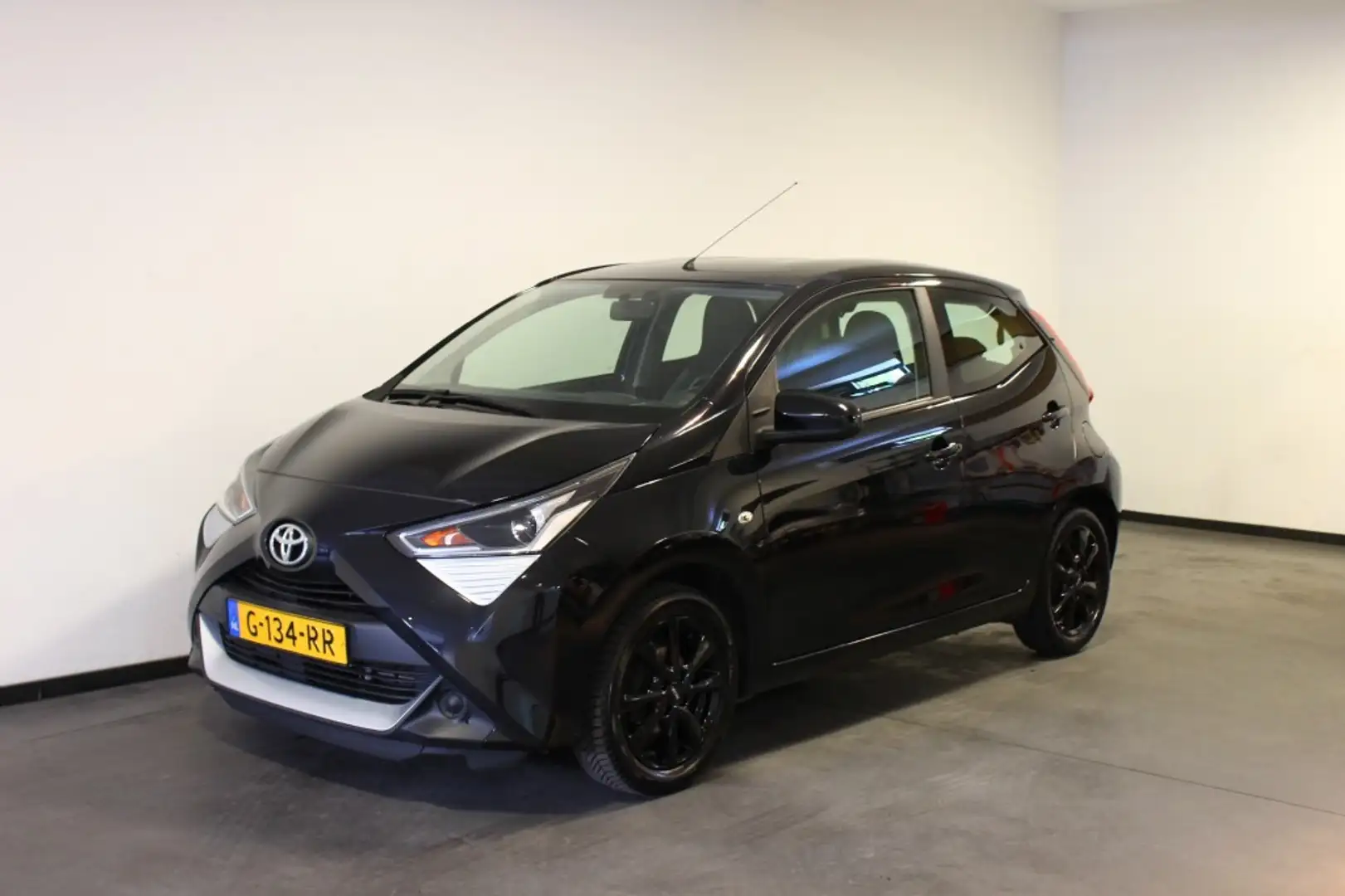 Toyota Aygo 1.0 VVT-i x-play limited NAP NL-auto Navi Zwart - 1