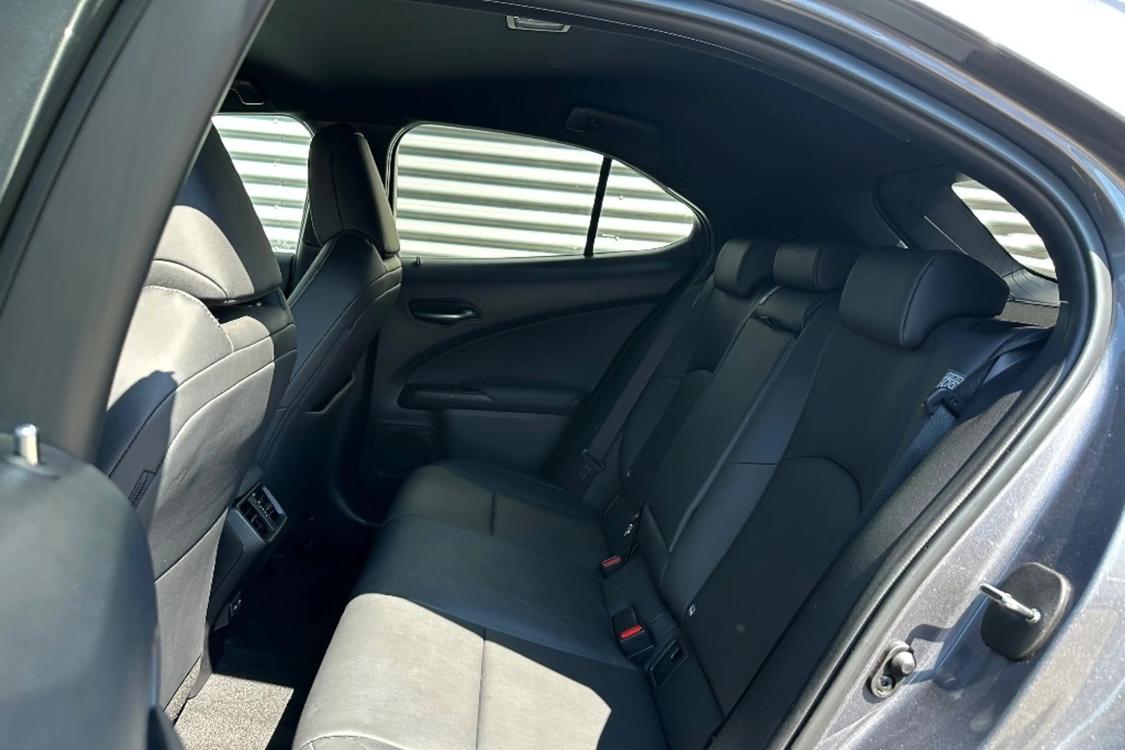 Lexus UX 250h Black Line Leer — photo 14