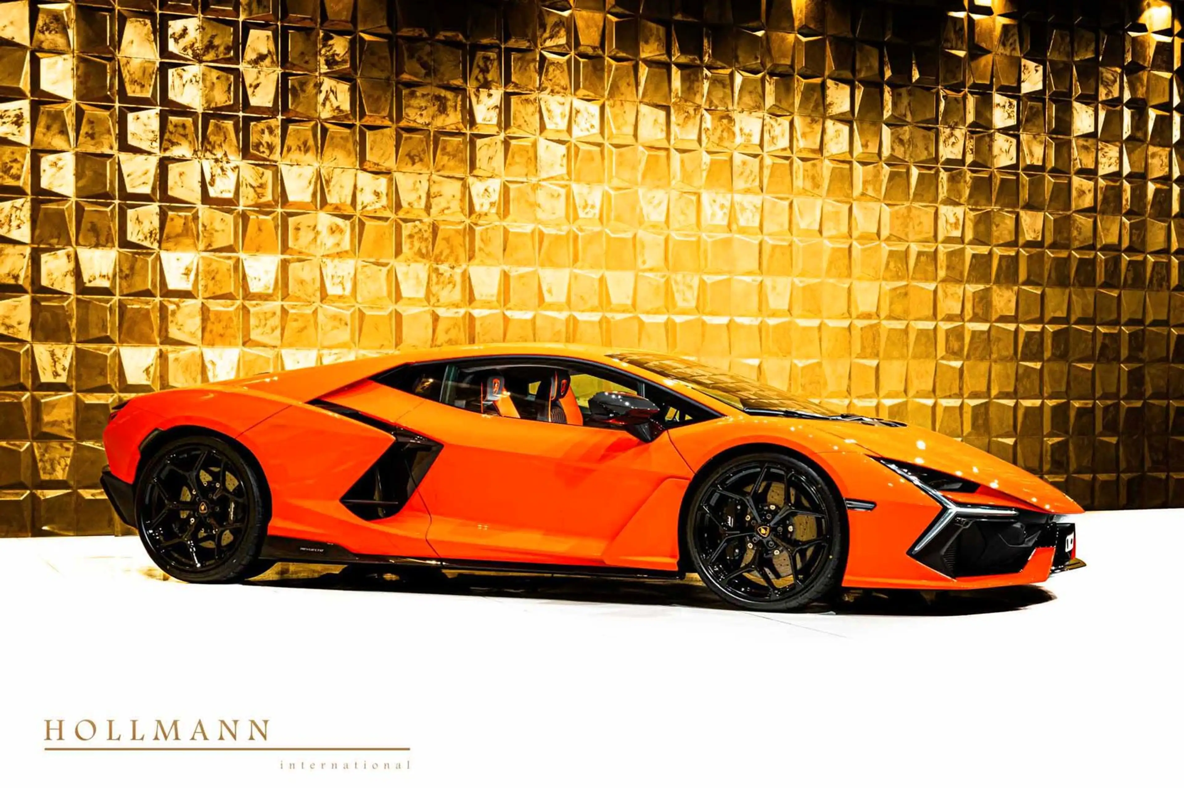 Lamborghini Revuelto +CARBON FIBRE+PREMIUM SOUND SYSTEM+ — photo 4