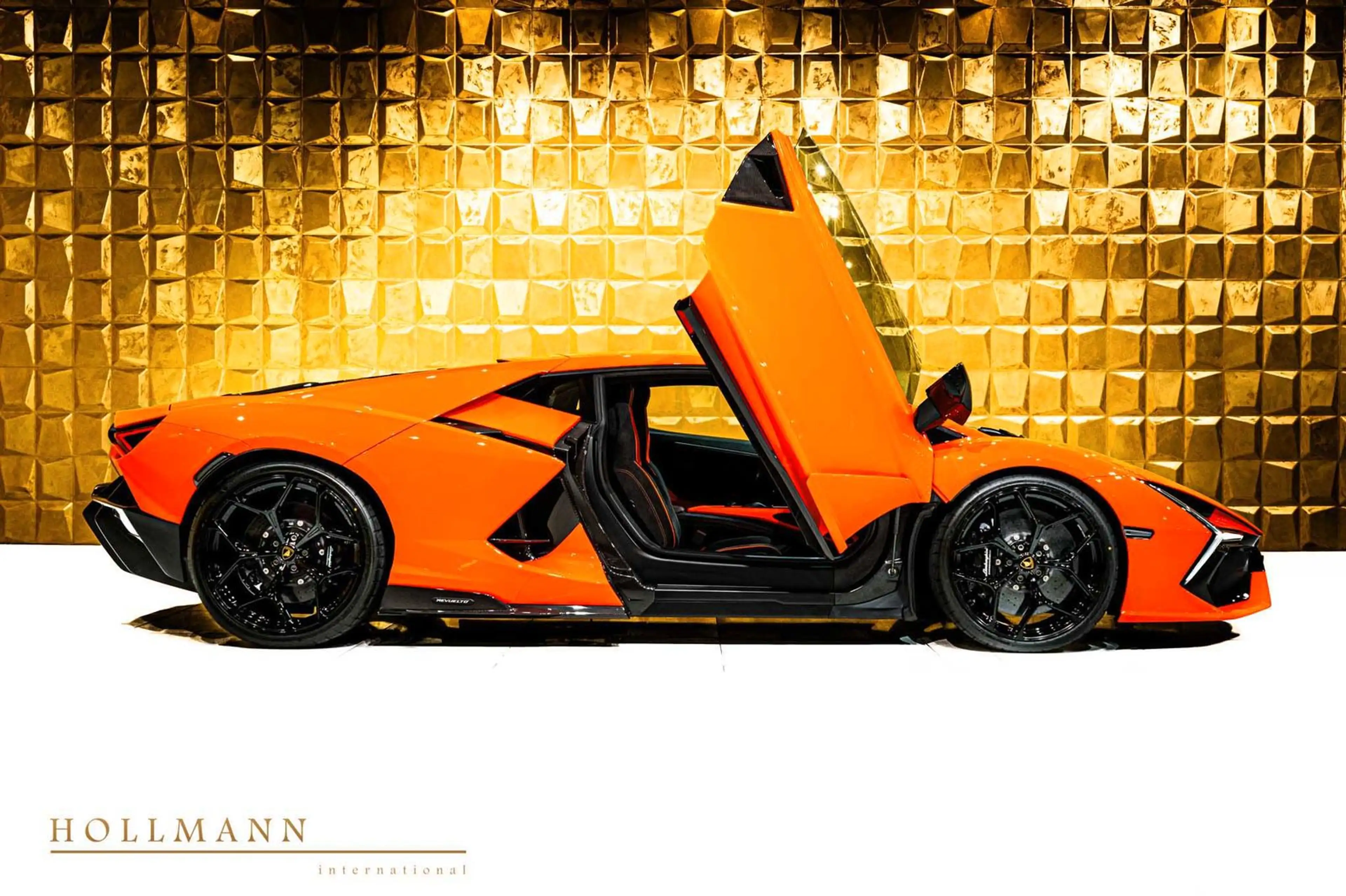 Lamborghini Revuelto +CARBON FIBRE+PREMIUM SOUND SYSTEM+ — photo 3