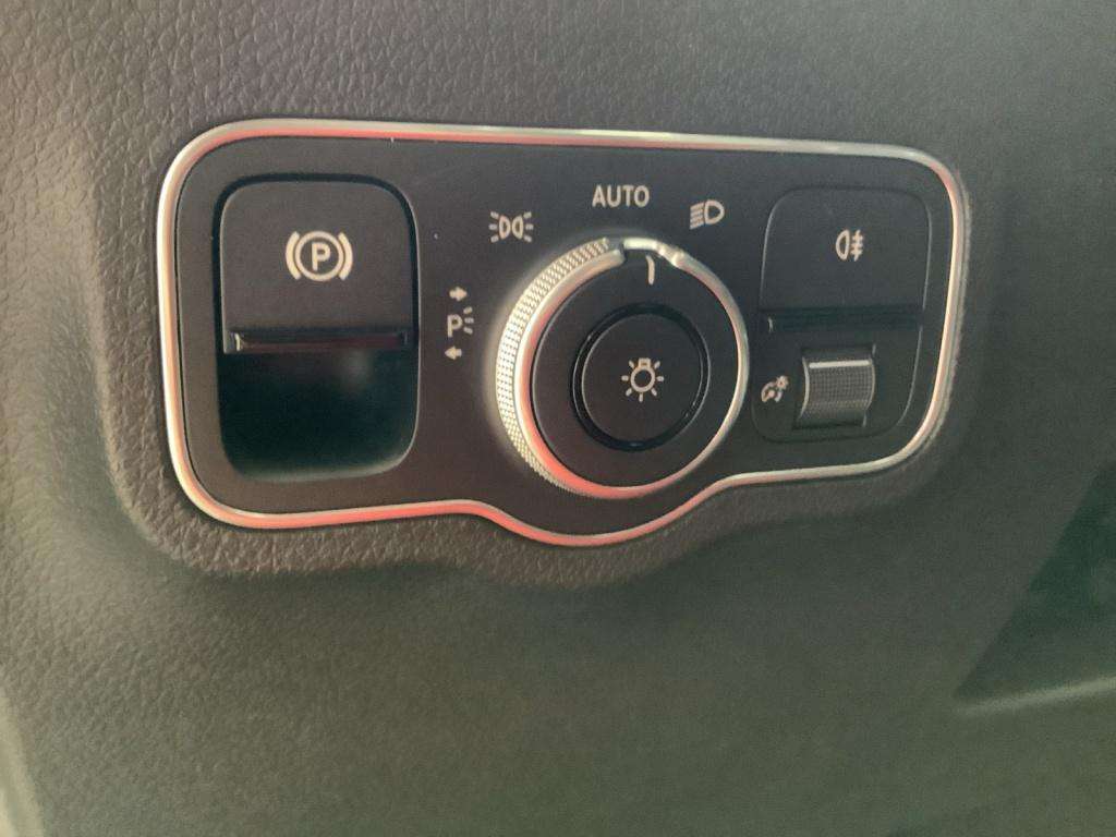 Mercedes-Benz GLB 220