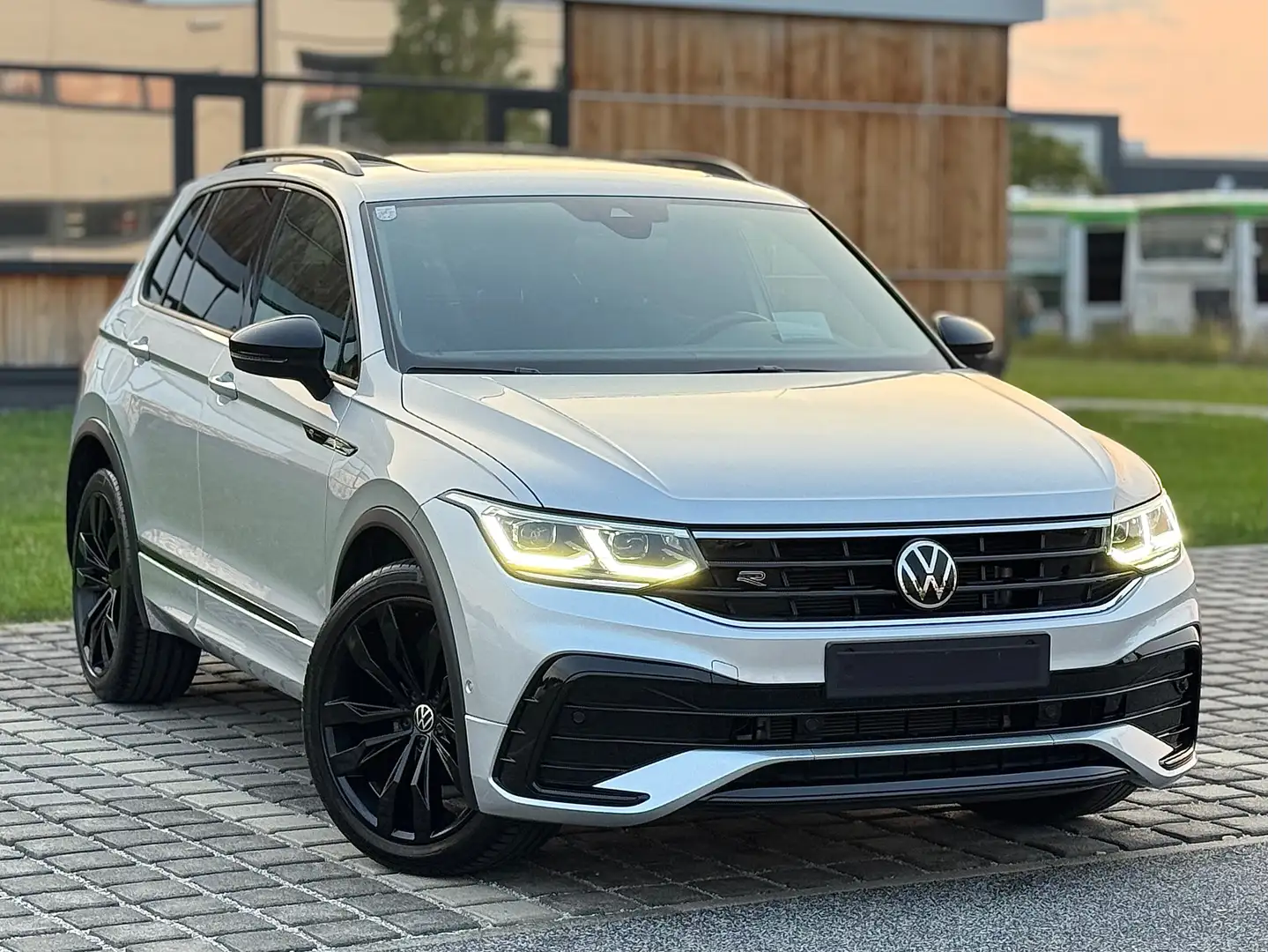 Volkswagen Tiguan 1,5 TSI R-LINE DSG *NUR 25.000KM, TOP AUSSTATTUNG* Argent - 1