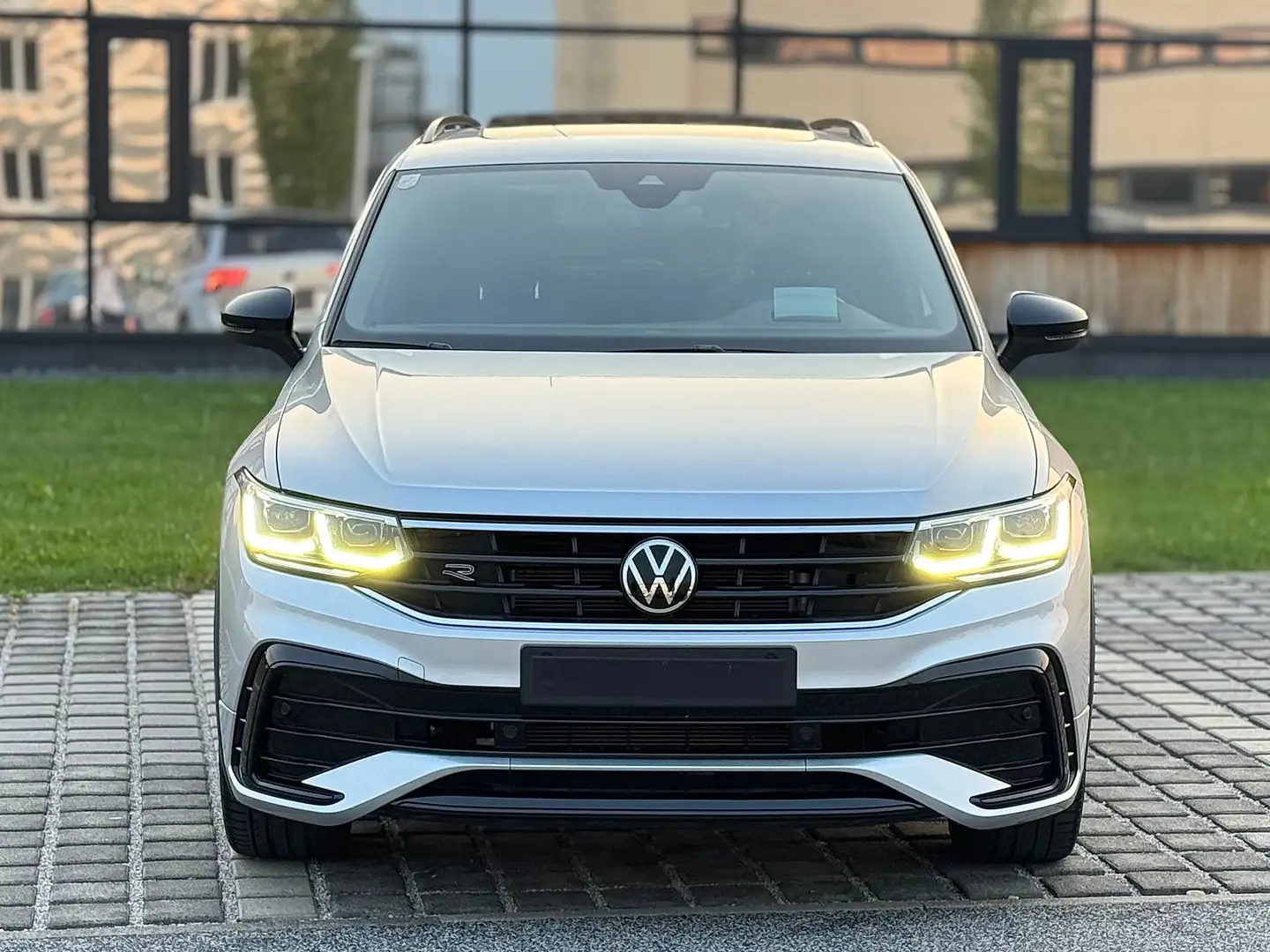Volkswagen Tiguan 1,5 TSI R-LINE DSG *NUR 25.000KM, TOP AUSSTATTUNG* Argent - 2