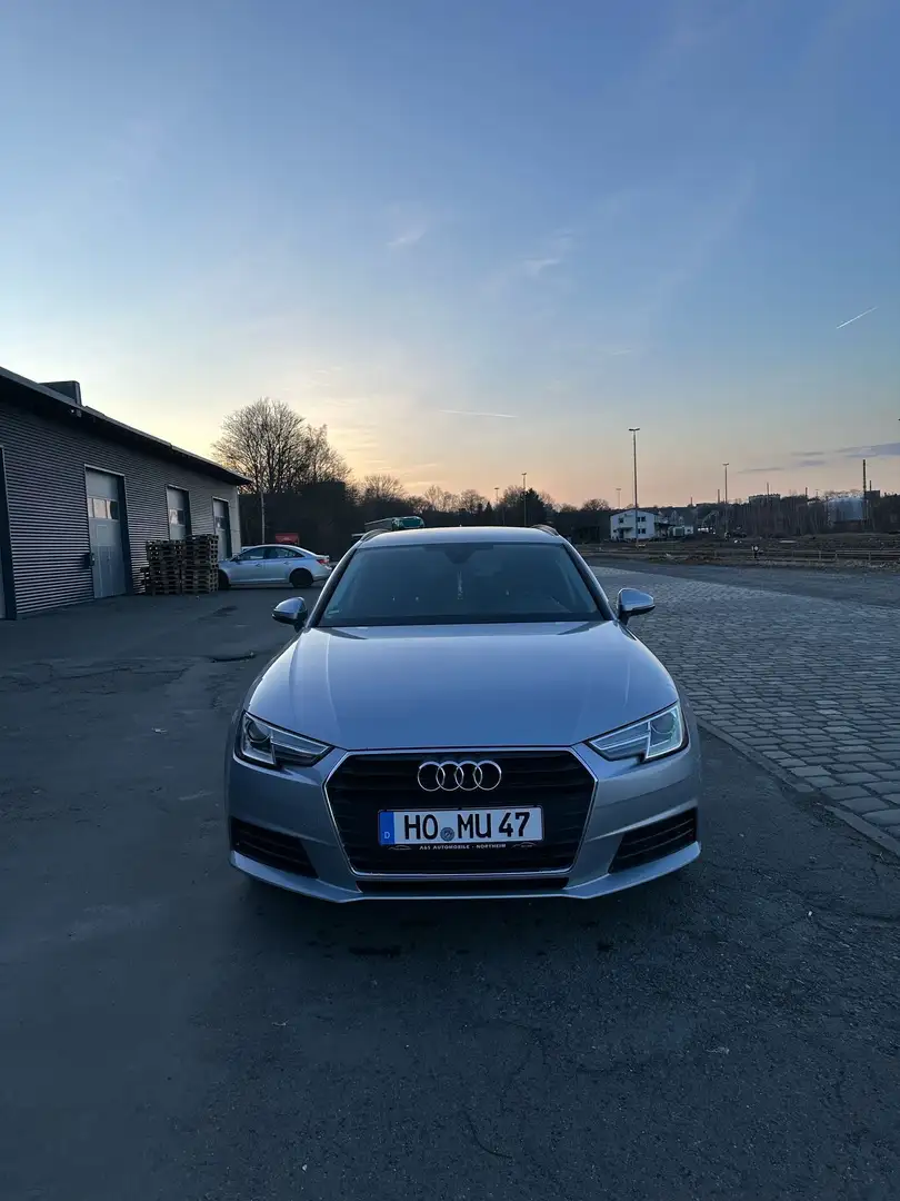 Audi A4 basis Grau - 1