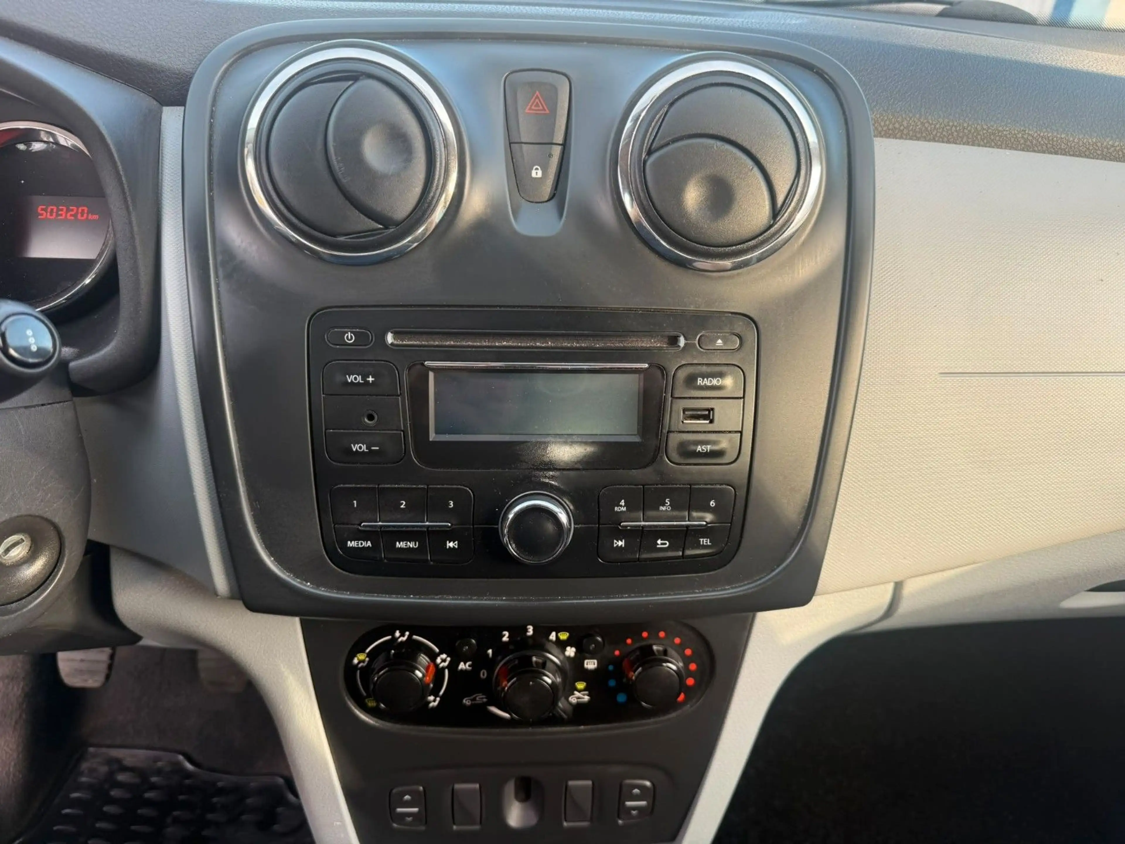 Dacia Logan MCV II Kombi Ambiance*KLIMA*AHK*TUV NEU* — photo 13