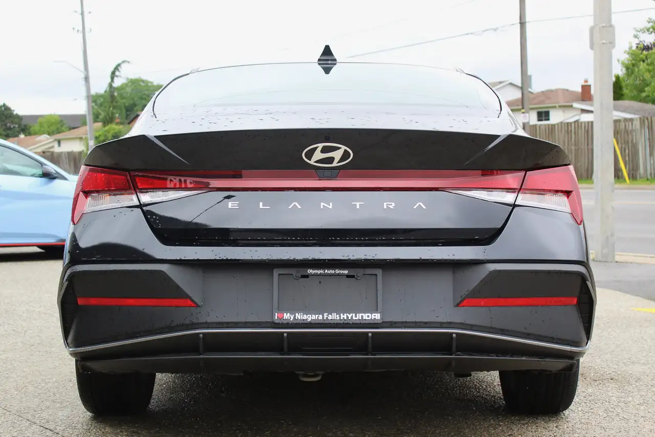 Hyundai ELANTRA photo Hyundai ELANTRA