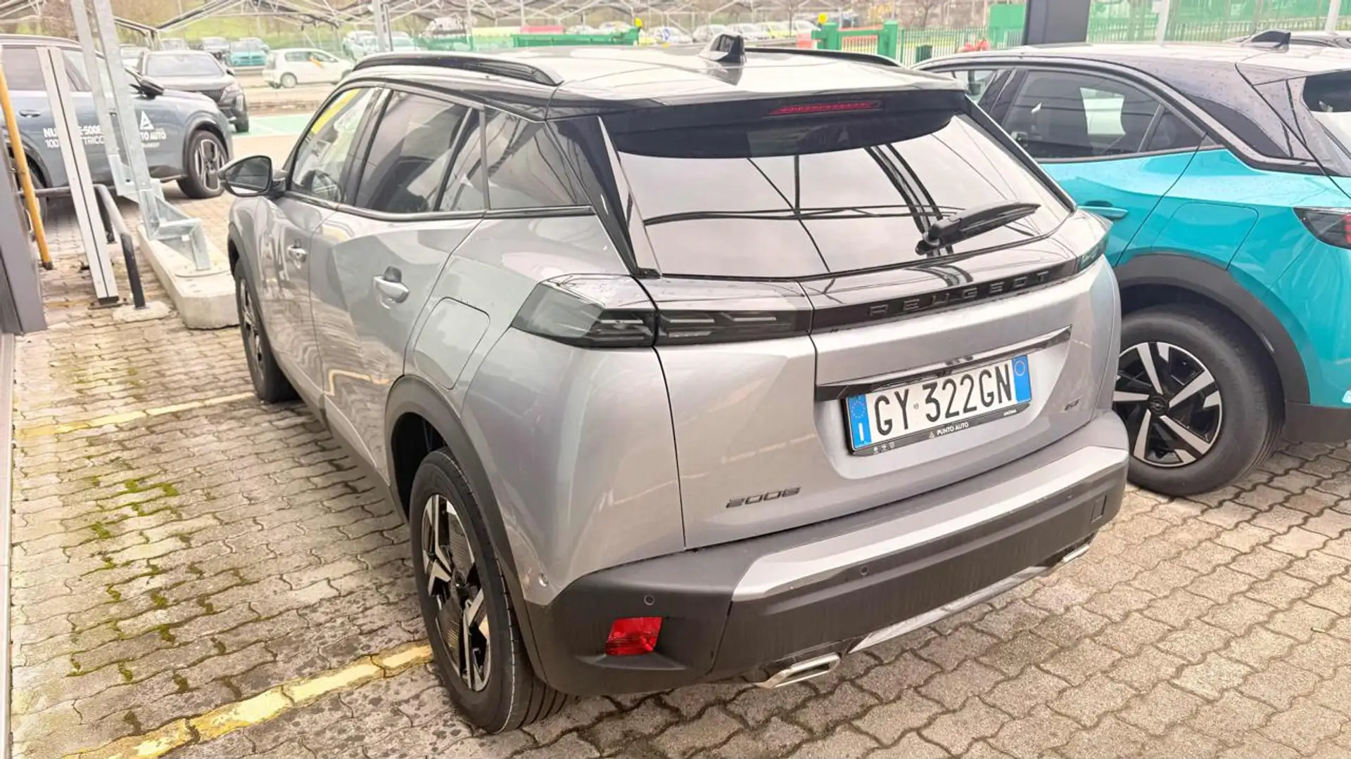 Peugeot 2008 AT8 130CV Grau - 1