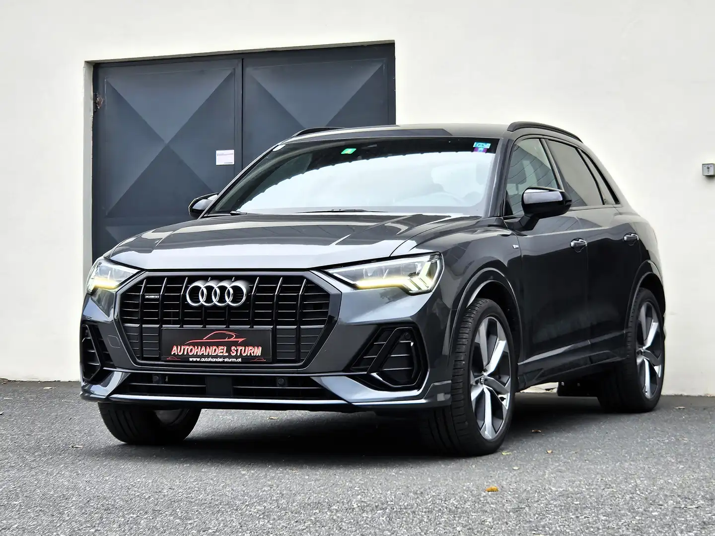 Audi Q3 40TFSI quattro S-line black S-tr 2xSline *LED*AHK* Grau - 1