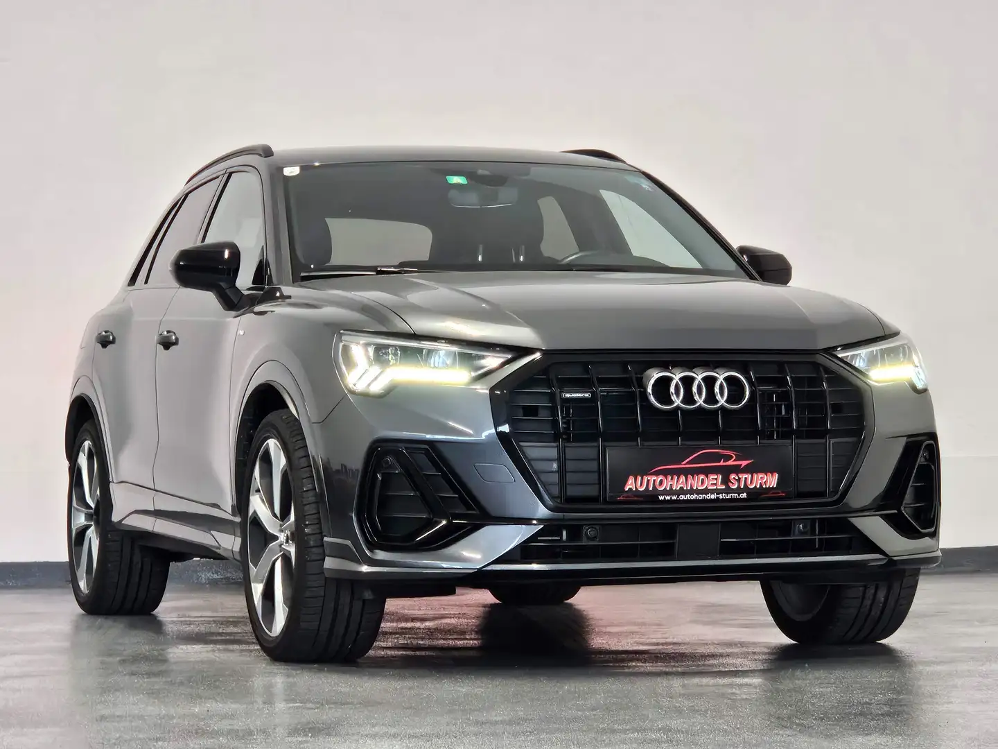 Audi Q3 40TFSI quattro S-line black S-tr 2xSline *LED*AHK* Grau - 2