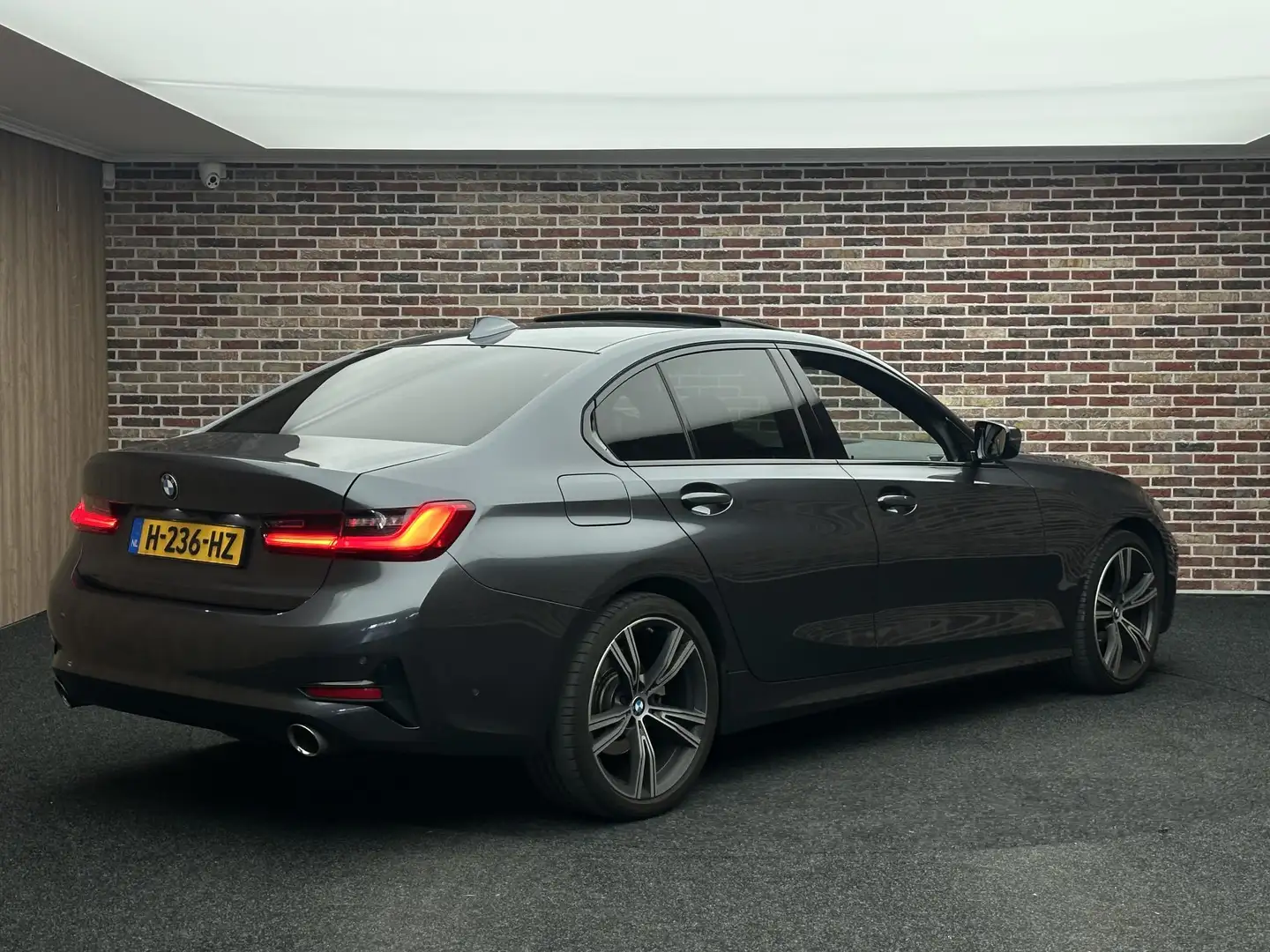 BMW 320 3-serie 320i High Executive Edition Open Dak Sfeer Grijs - 2