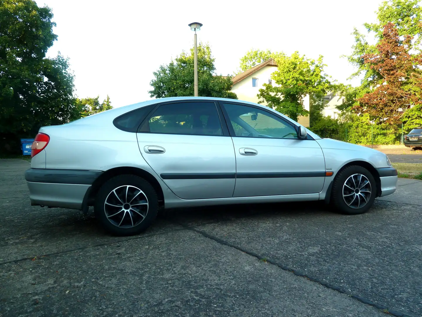 Toyota Avensis Limousine 1.8i 129 PS Klimaaut 4x eFH 2. Hd Argent - 1