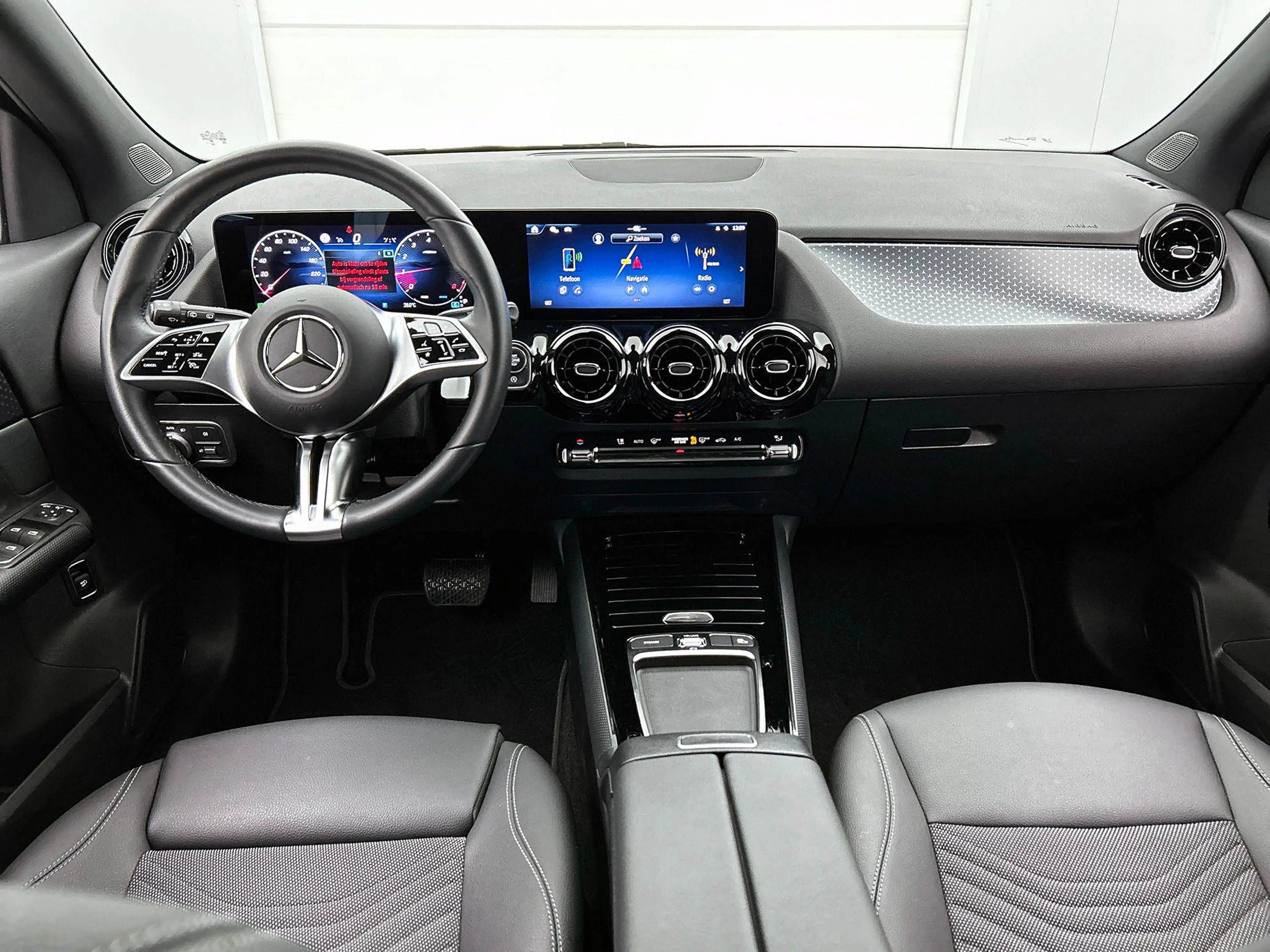 Mercedes-Benz GLA 180 GLA Essential Line — photo 3