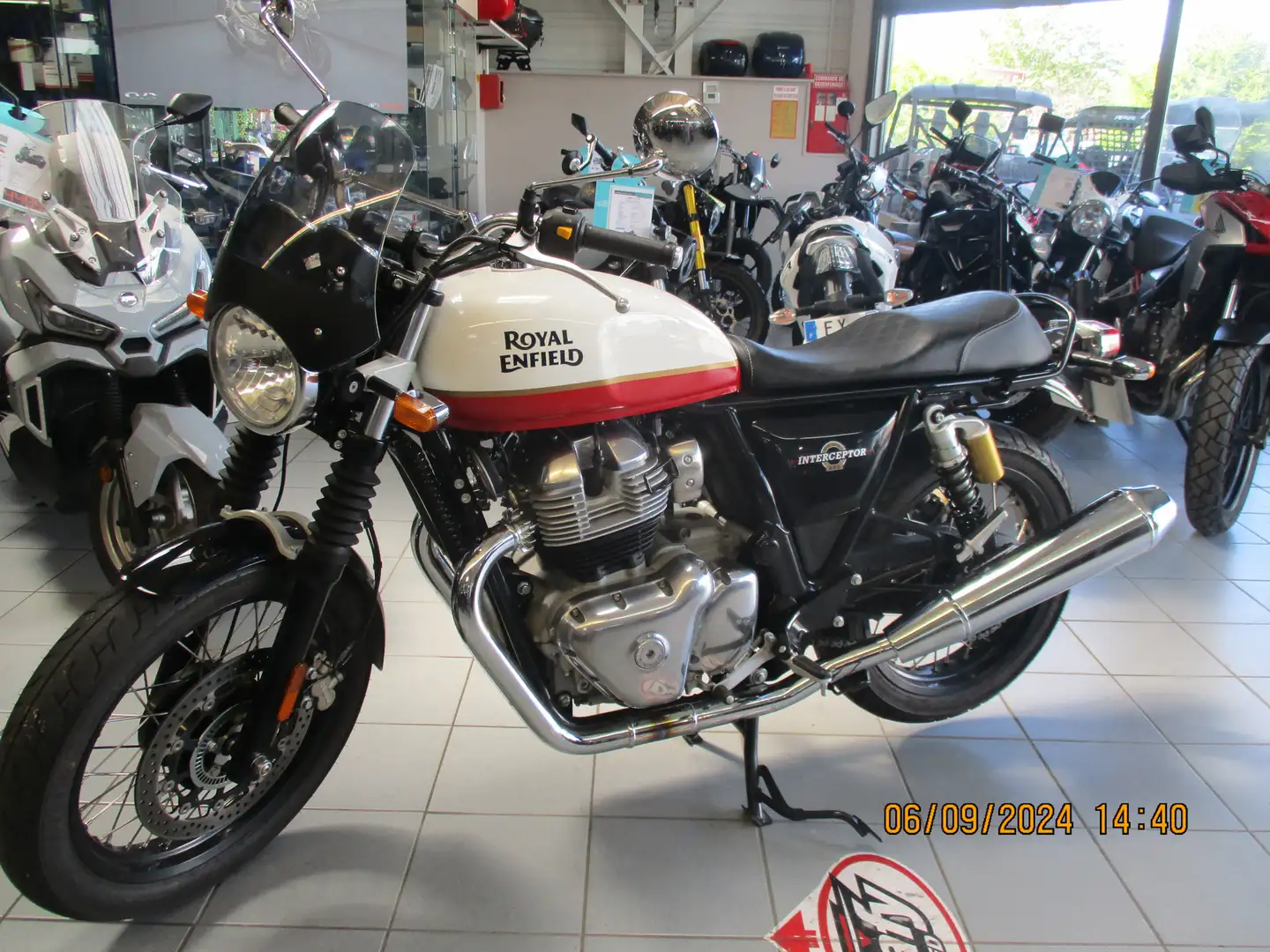 Royal Enfield Interceptor Blanco - 2